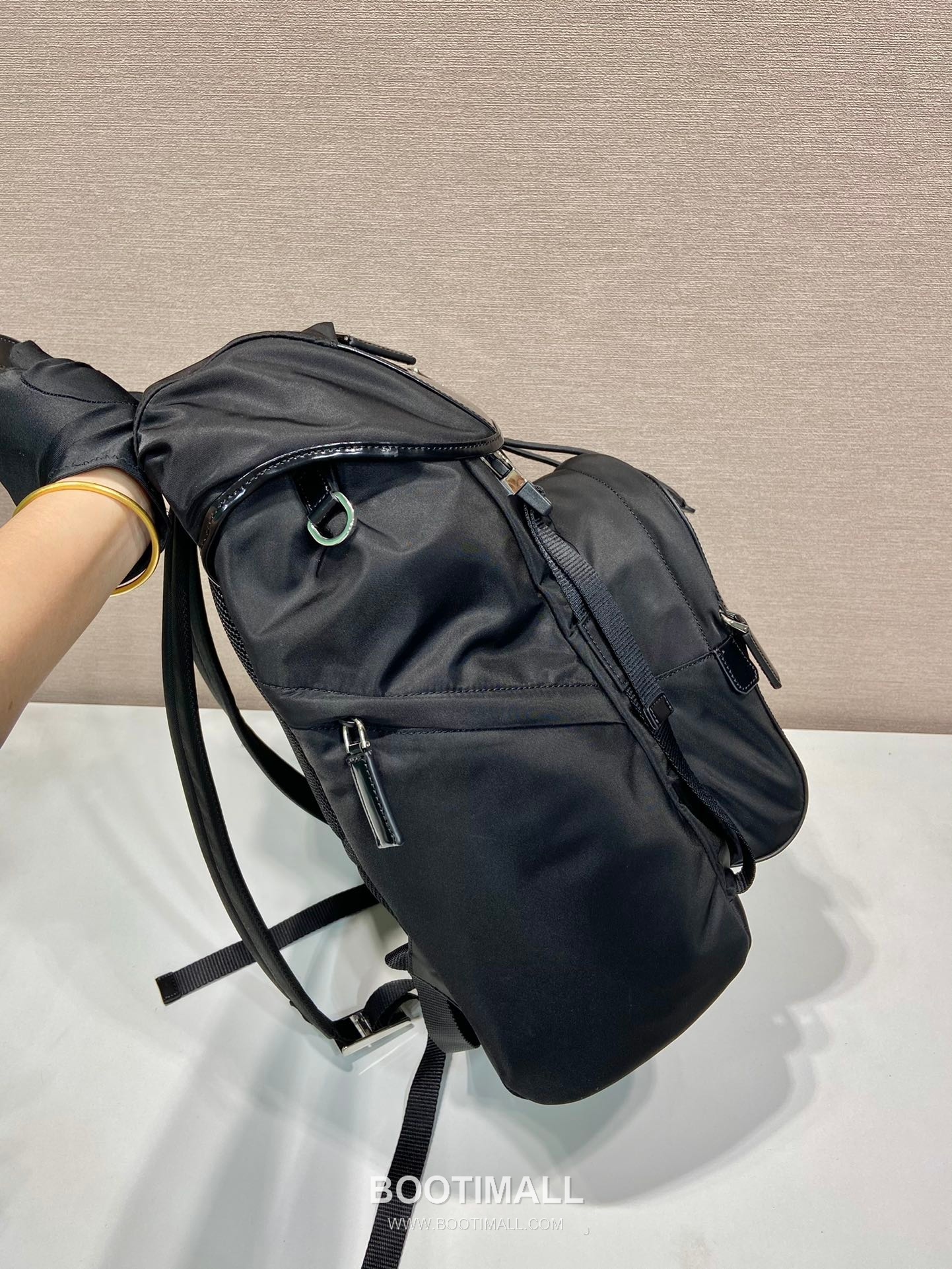 Prada Re-Nylon Leather Backpack with Flap Quad Zip Pocket Detail 프라다 리나일론 레더 플랩 쿼드 지퍼 포켓 백팩 2VZ135 27cm 5