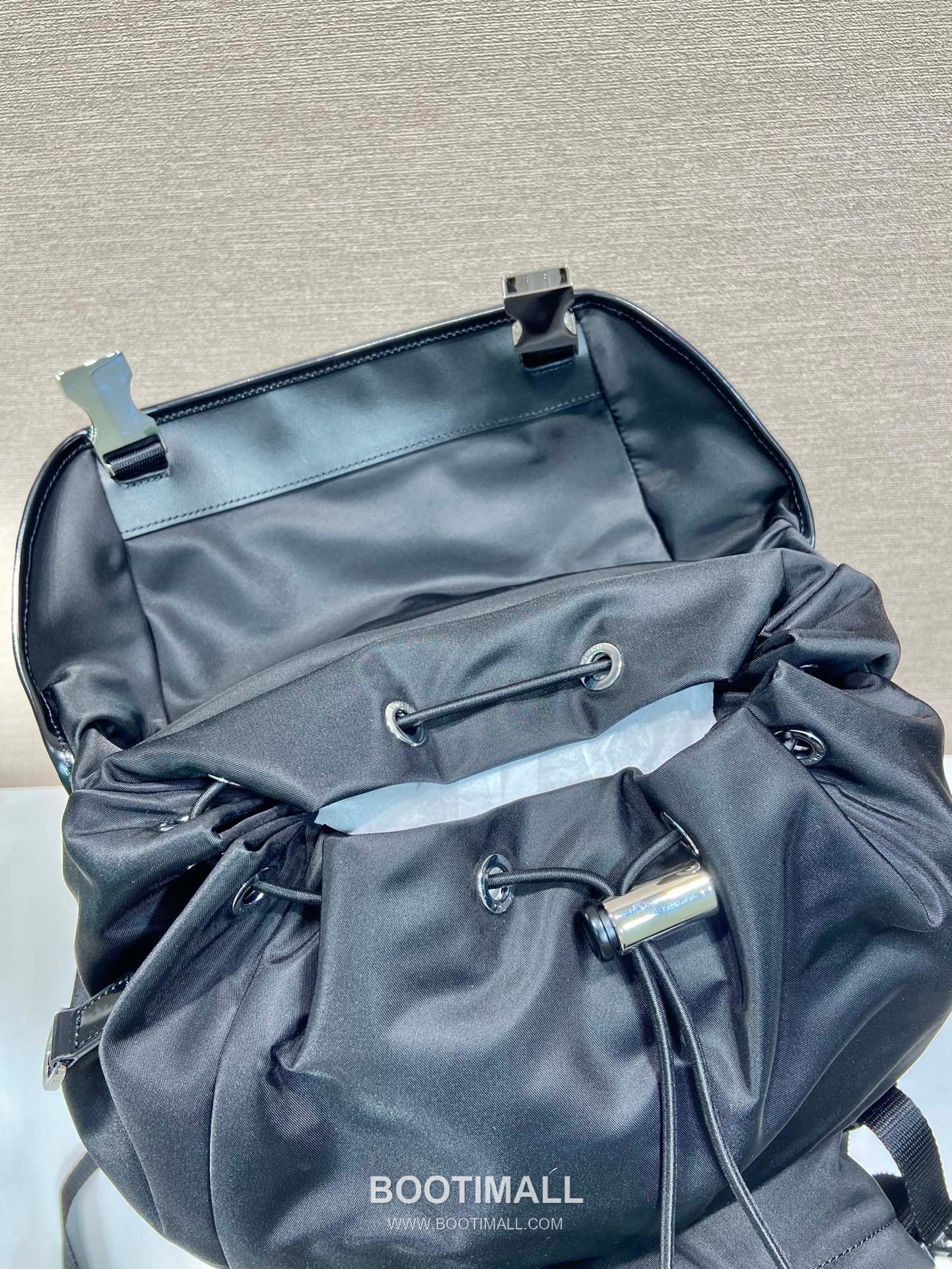 Prada Re-Nylon Leather Backpack with Flap Quad Zip Pocket Detail 프라다 리나일론 레더 플랩 쿼드 지퍼 포켓 백팩 2VZ135 27cm 7