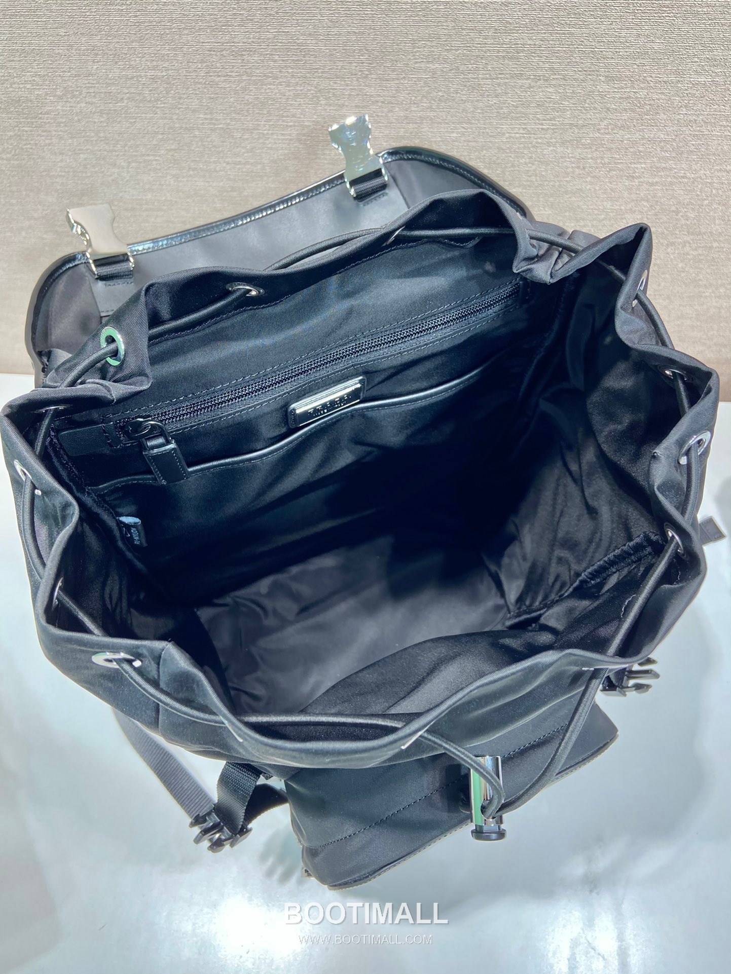 Prada Re-Nylon Leather Backpack with Flap Quad Zip Pocket Detail 프라다 리나일론 레더 플랩 쿼드 지퍼 포켓 백팩 2VZ135 27cm 8