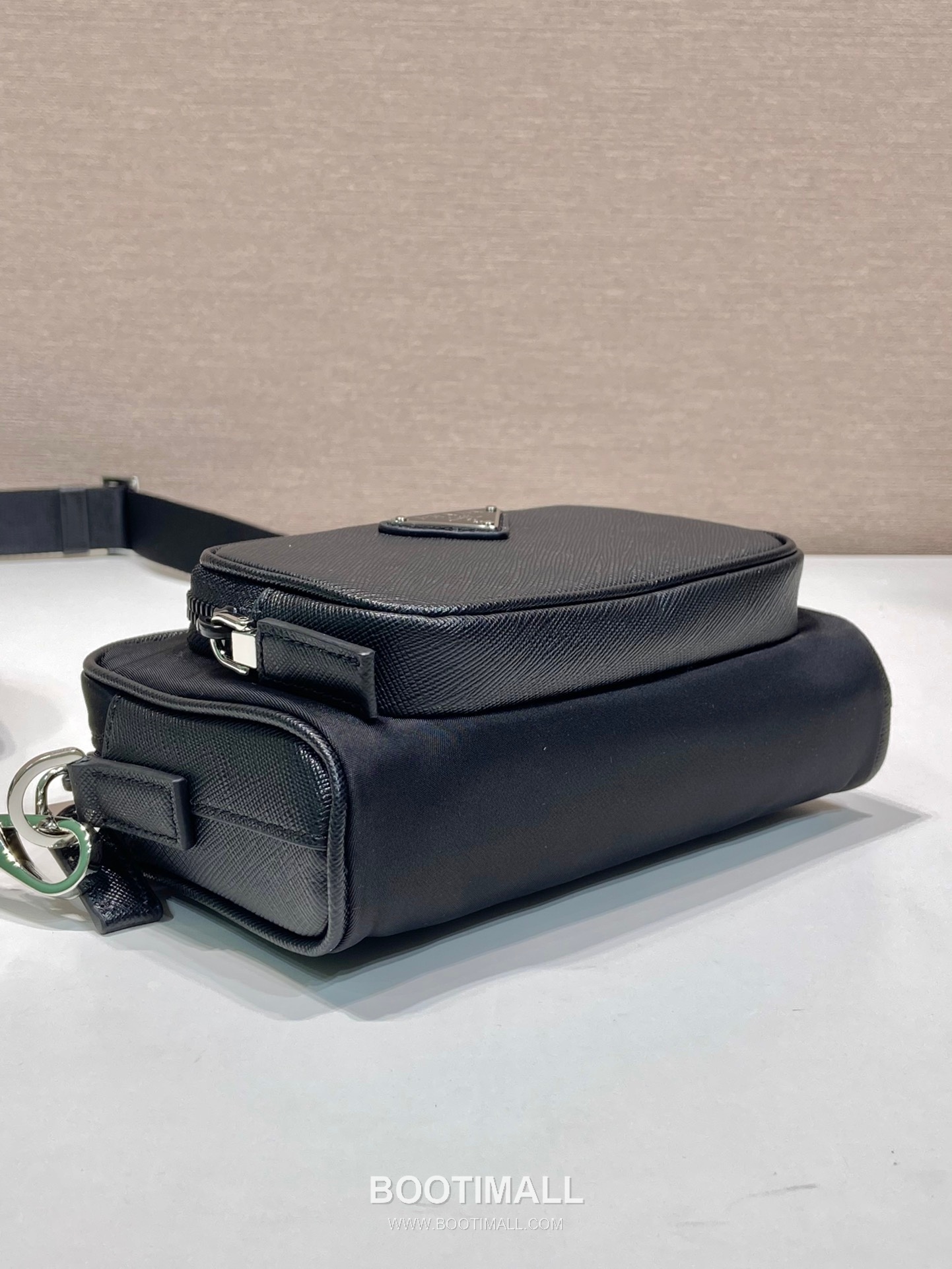 Prada Re-Nylon Saffiano Calfskin Crossbody Bag with Zip Pocket Mini Pouch Detail 프라다 리나일론 사피아노 카프스킨 지퍼 포켓 미니 파우치 크로스백 2VH172 18cm 5