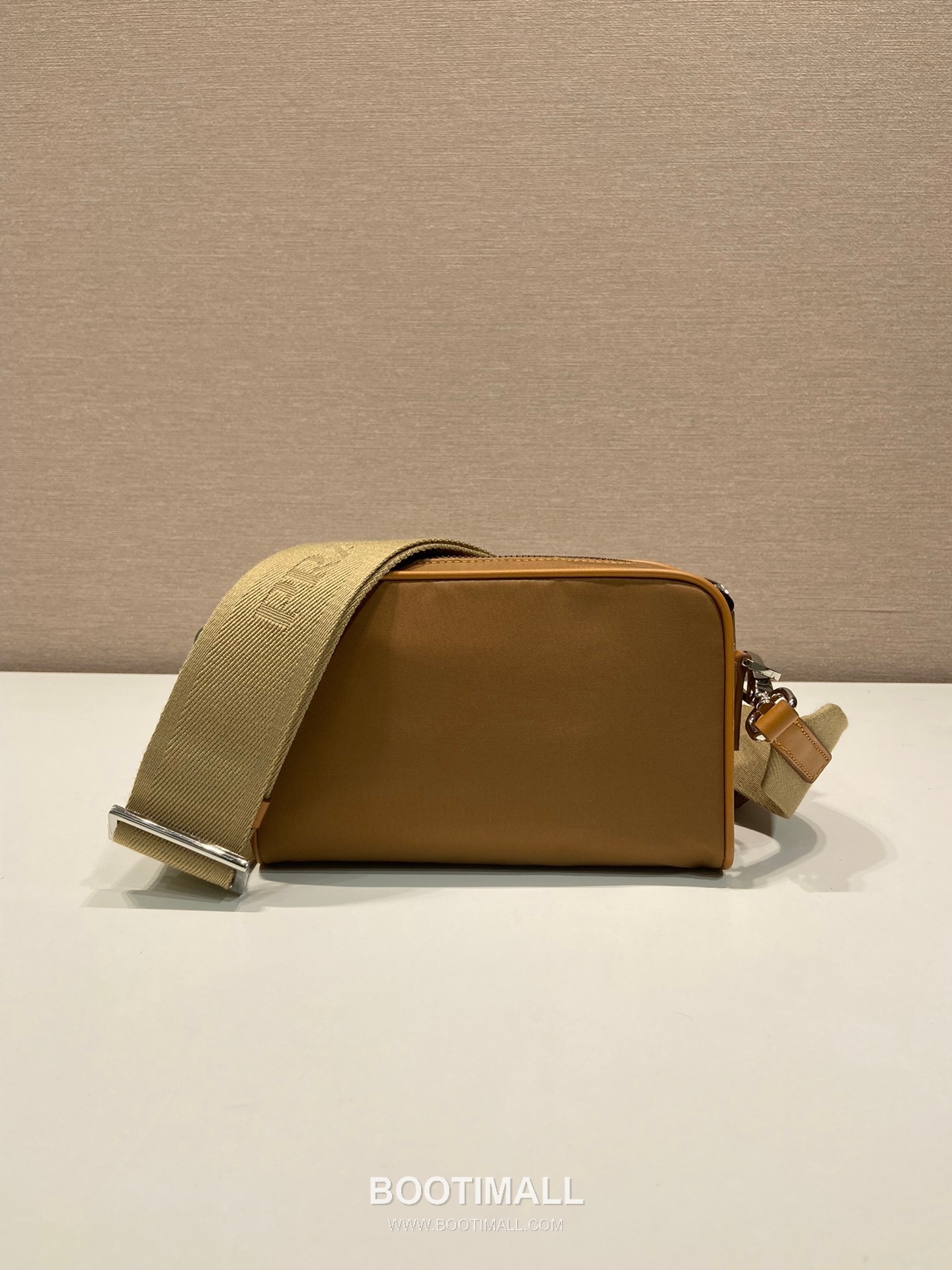 Prada Re-Nylon Saffiano Calfskin Crossbody Bag with Zip Pocket Mini Pouch Detail 프라다 리나일론 사피아노 카프스킨 지퍼 포켓 미니 파우치 크로스백 2VH172 18cm 4