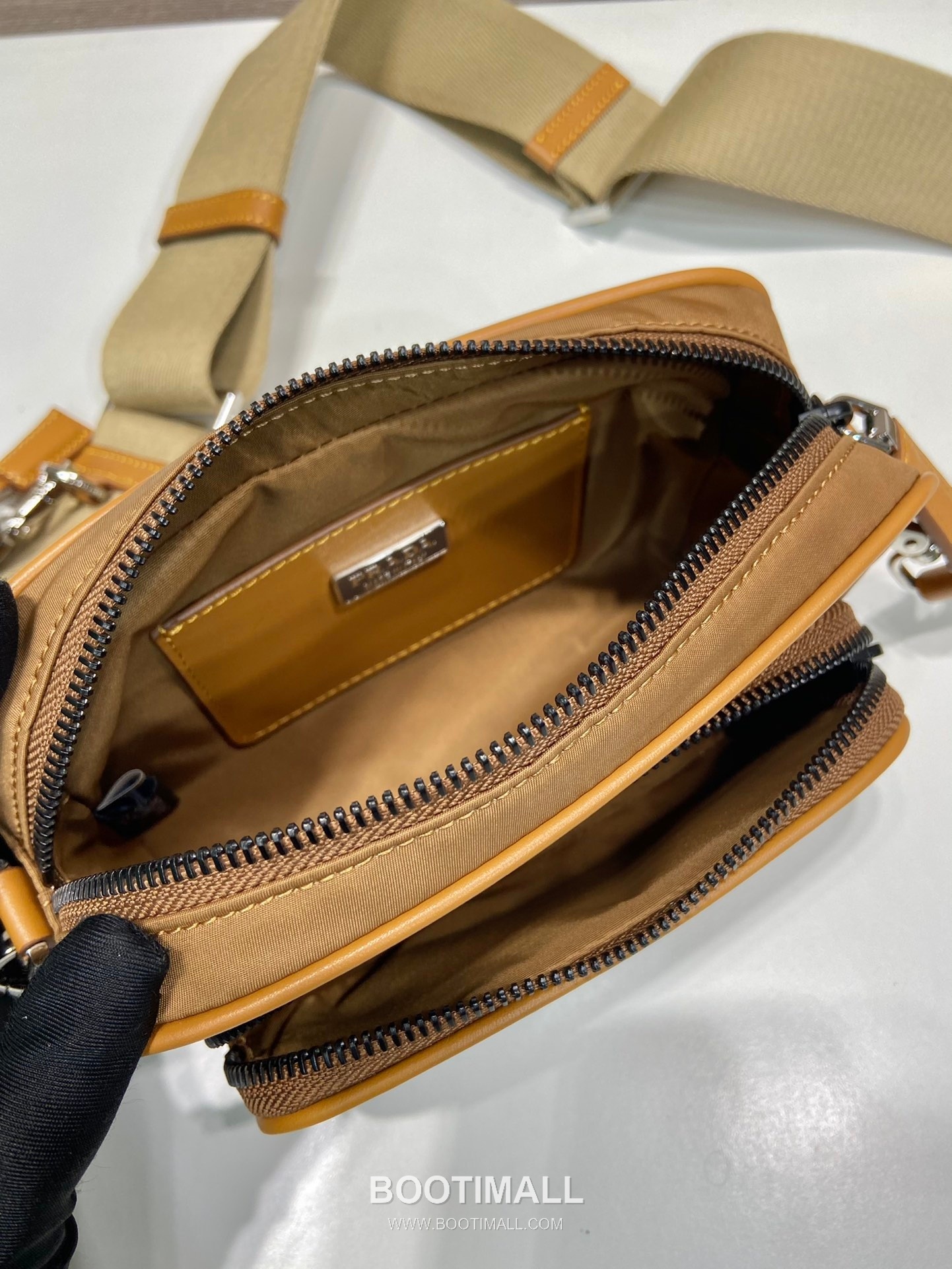 Prada Re-Nylon Saffiano Calfskin Crossbody Bag with Zip Pocket Mini Pouch Detail 프라다 리나일론 사피아노 카프스킨 지퍼 포켓 미니 파우치 크로스백 2VH172 18cm 8