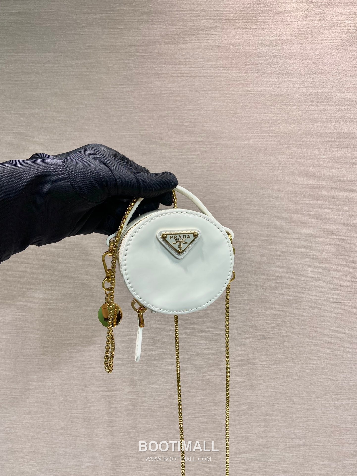 Prada Patent Leather Round Mini Clutch Bag with Chain Strap Detail 프라다 페이턴트 레더 라운드 체인 스트랩 미니 클러치백 1NR023 8cm 1