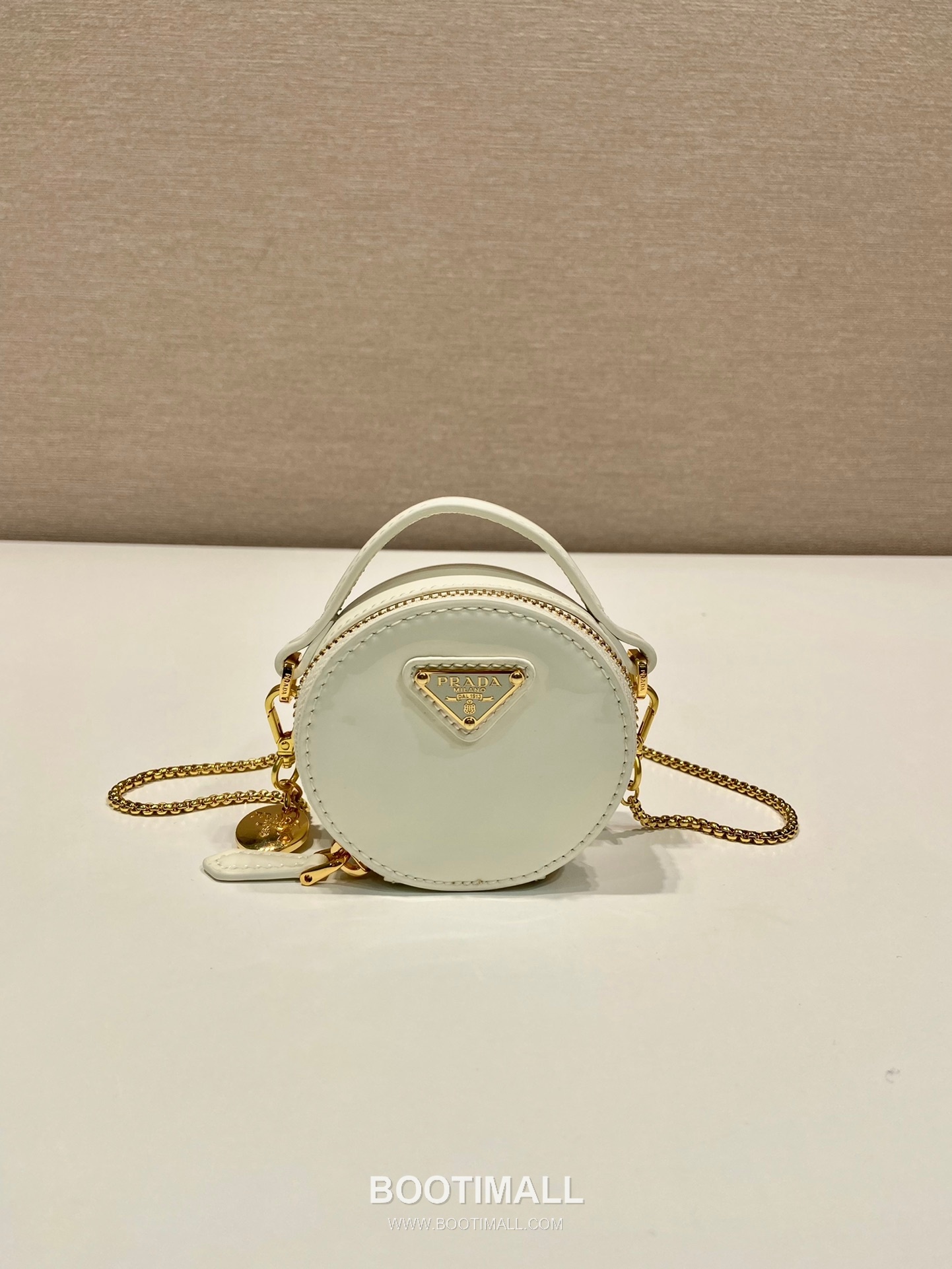 Prada Patent Leather Round Mini Clutch Bag with Chain Strap Detail 프라다 페이턴트 레더 라운드 체인 스트랩 미니 클러치백 1NR023 8cm 2