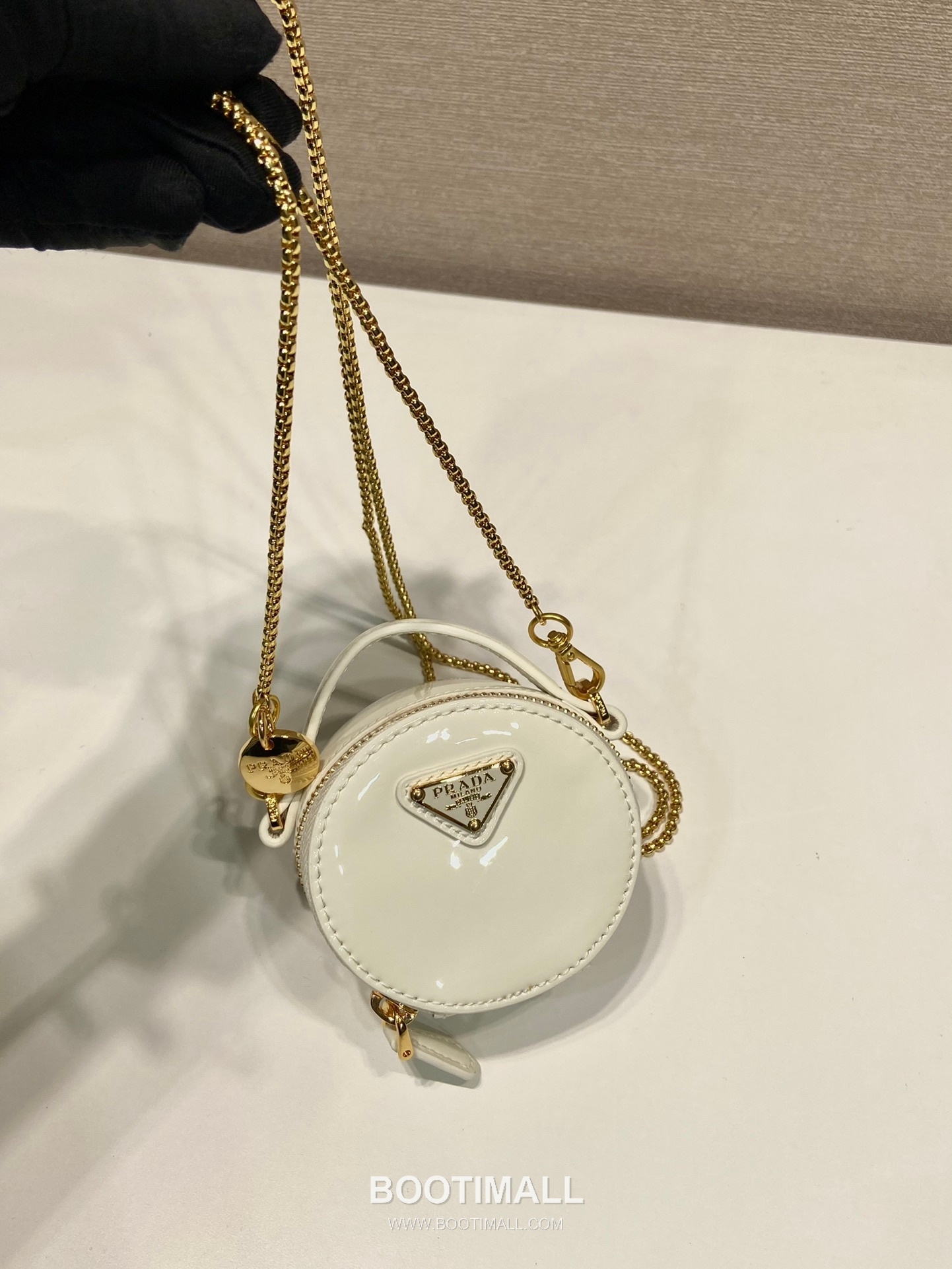Prada Patent Leather Round Mini Clutch Bag with Chain Strap Detail 프라다 페이턴트 레더 라운드 체인 스트랩 미니 클러치백 1NR023 8cm 3