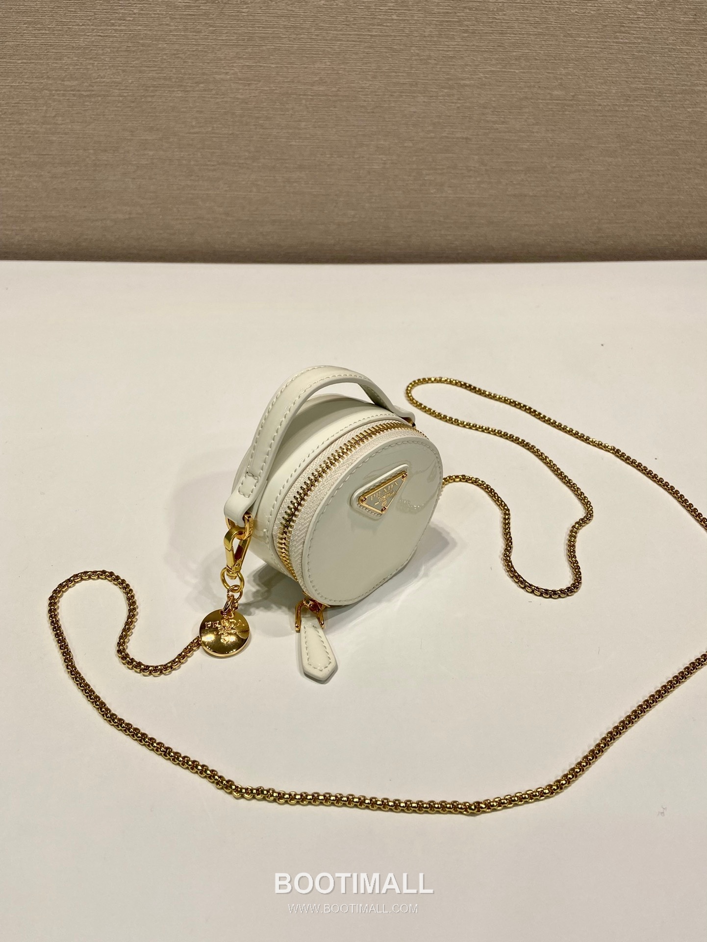 Prada Patent Leather Round Mini Clutch Bag with Chain Strap Detail 프라다 페이턴트 레더 라운드 체인 스트랩 미니 클러치백 1NR023 8cm 4