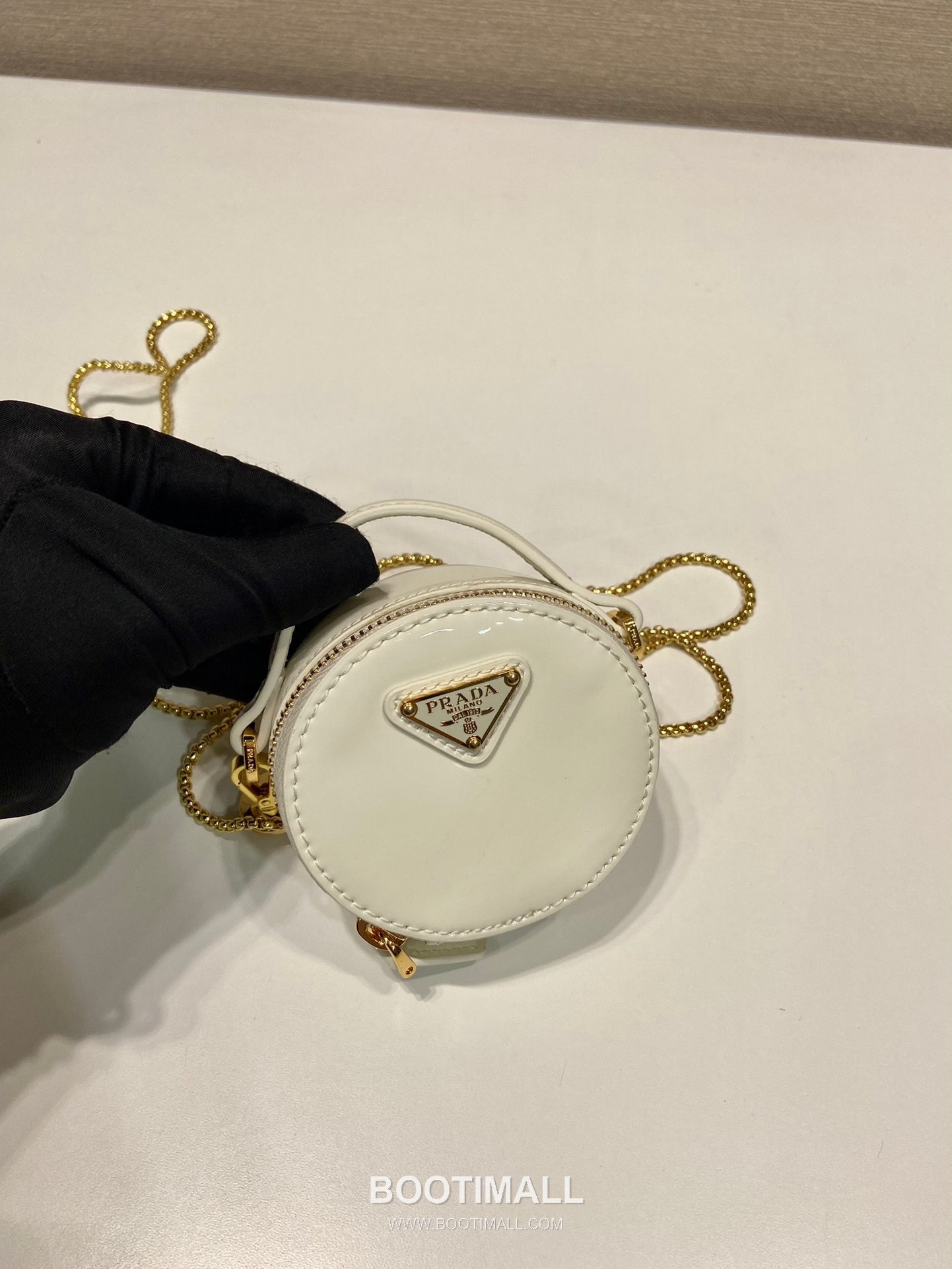 Prada Patent Leather Round Mini Clutch Bag with Chain Strap Detail 프라다 페이턴트 레더 라운드 체인 스트랩 미니 클러치백 1NR023 8cm 5