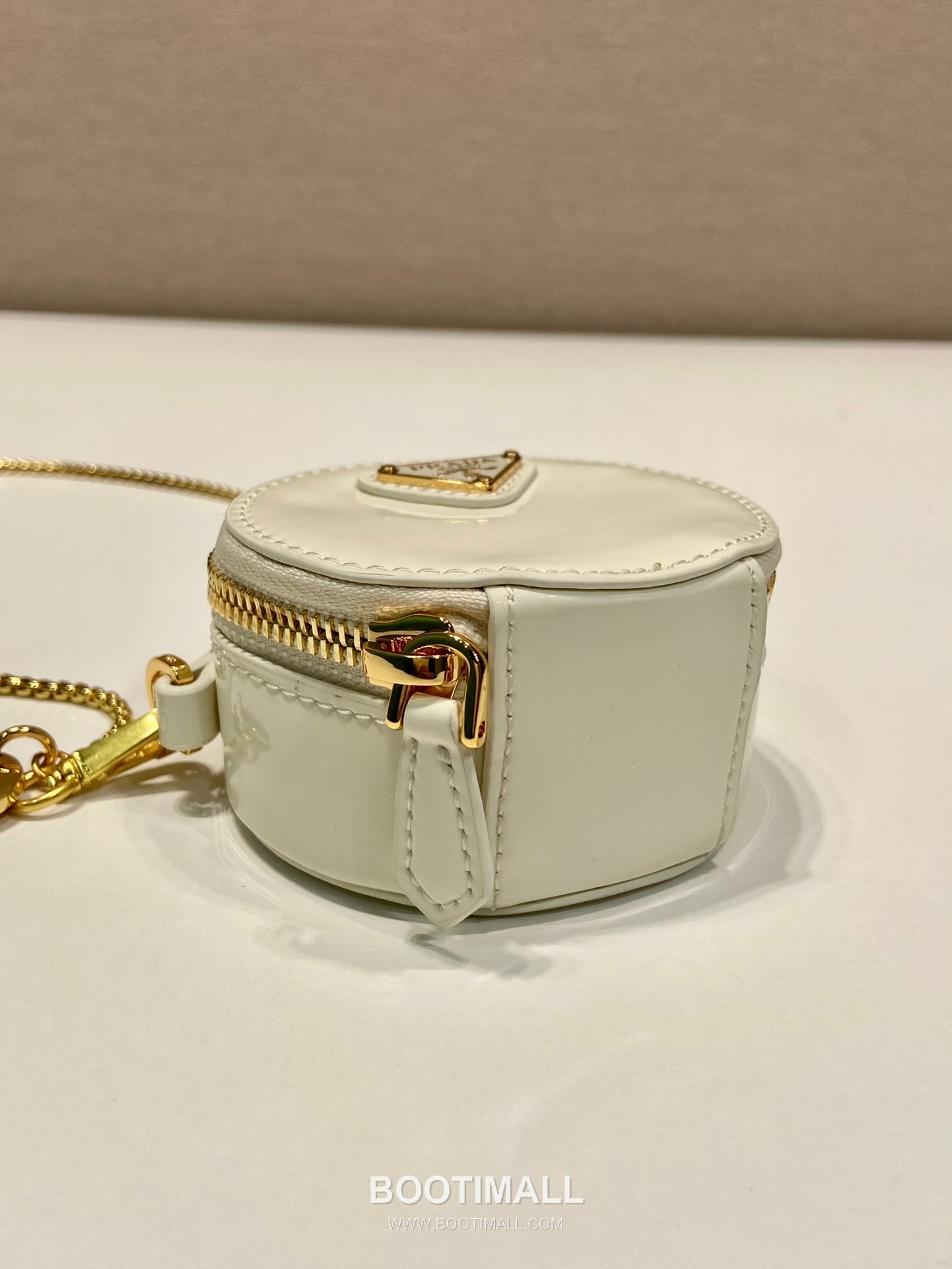 Prada Patent Leather Round Mini Clutch Bag with Chain Strap Detail 프라다 페이턴트 레더 라운드 체인 스트랩 미니 클러치백 1NR023 8cm 7