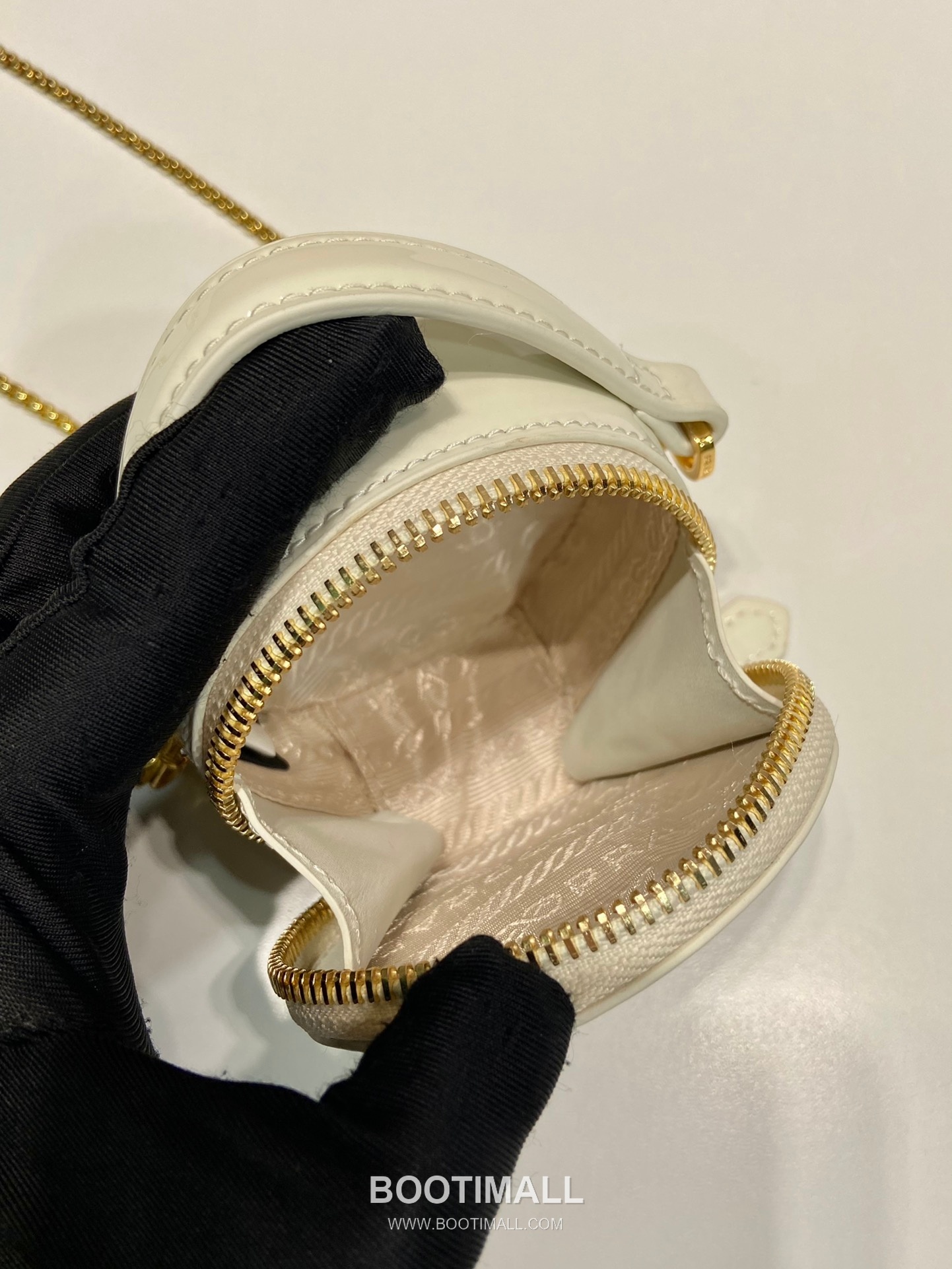 Prada Patent Leather Round Mini Clutch Bag with Chain Strap Detail 프라다 페이턴트 레더 라운드 체인 스트랩 미니 클러치백 1NR023 8cm 8