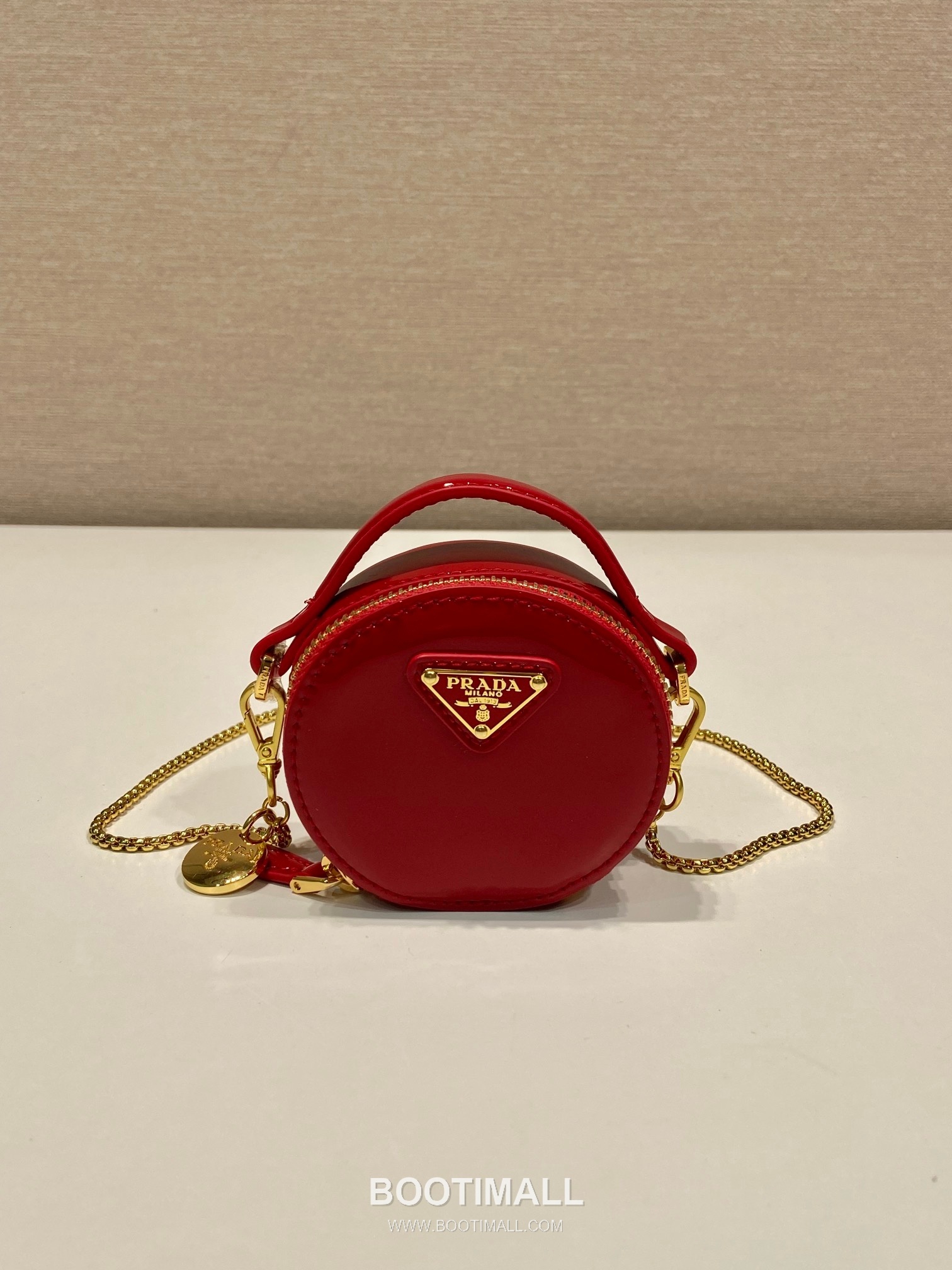 Prada Patent Leather Round Mini Clutch Bag with Chain Strap Detail 프라다 페이턴트 레더 라운드 체인 스트랩 미니 클러치백 1NR023 8cm 2