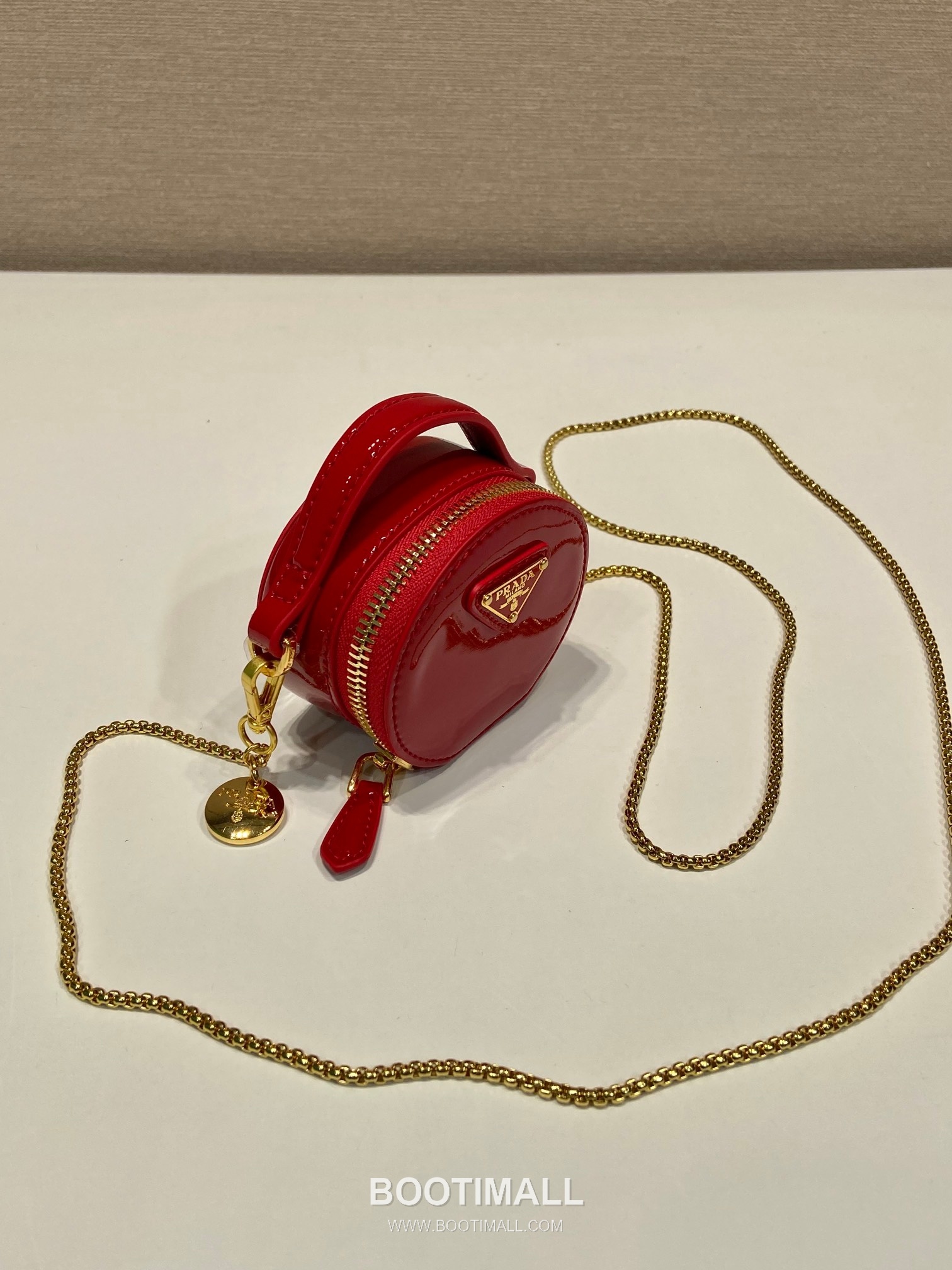 Prada Patent Leather Round Mini Clutch Bag with Chain Strap Detail 프라다 페이턴트 레더 라운드 체인 스트랩 미니 클러치백 1NR023 8cm 3