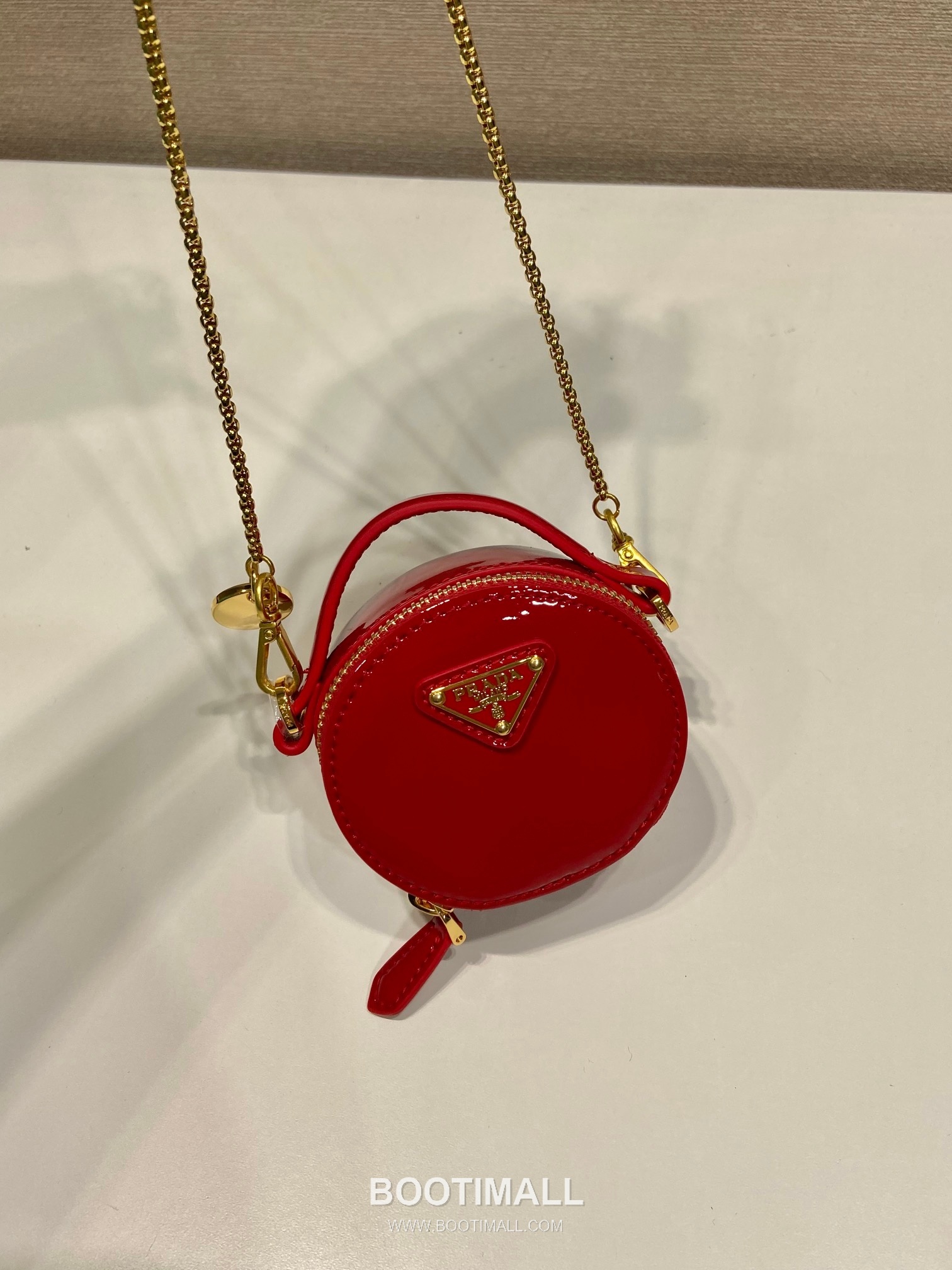 Prada Patent Leather Round Mini Clutch Bag with Chain Strap Detail 프라다 페이턴트 레더 라운드 체인 스트랩 미니 클러치백 1NR023 8cm 4