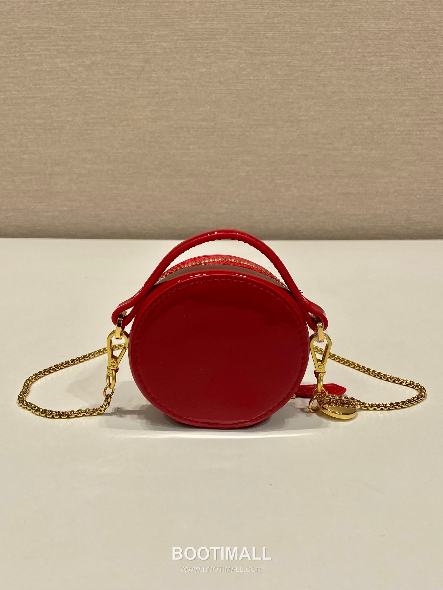 Prada Patent Leather Round Mini Clutch Bag with Chain Strap Detail 프라다 페이턴트 레더 라운드 체인 스트랩 미니 클러치백 1NR023 8cm 5