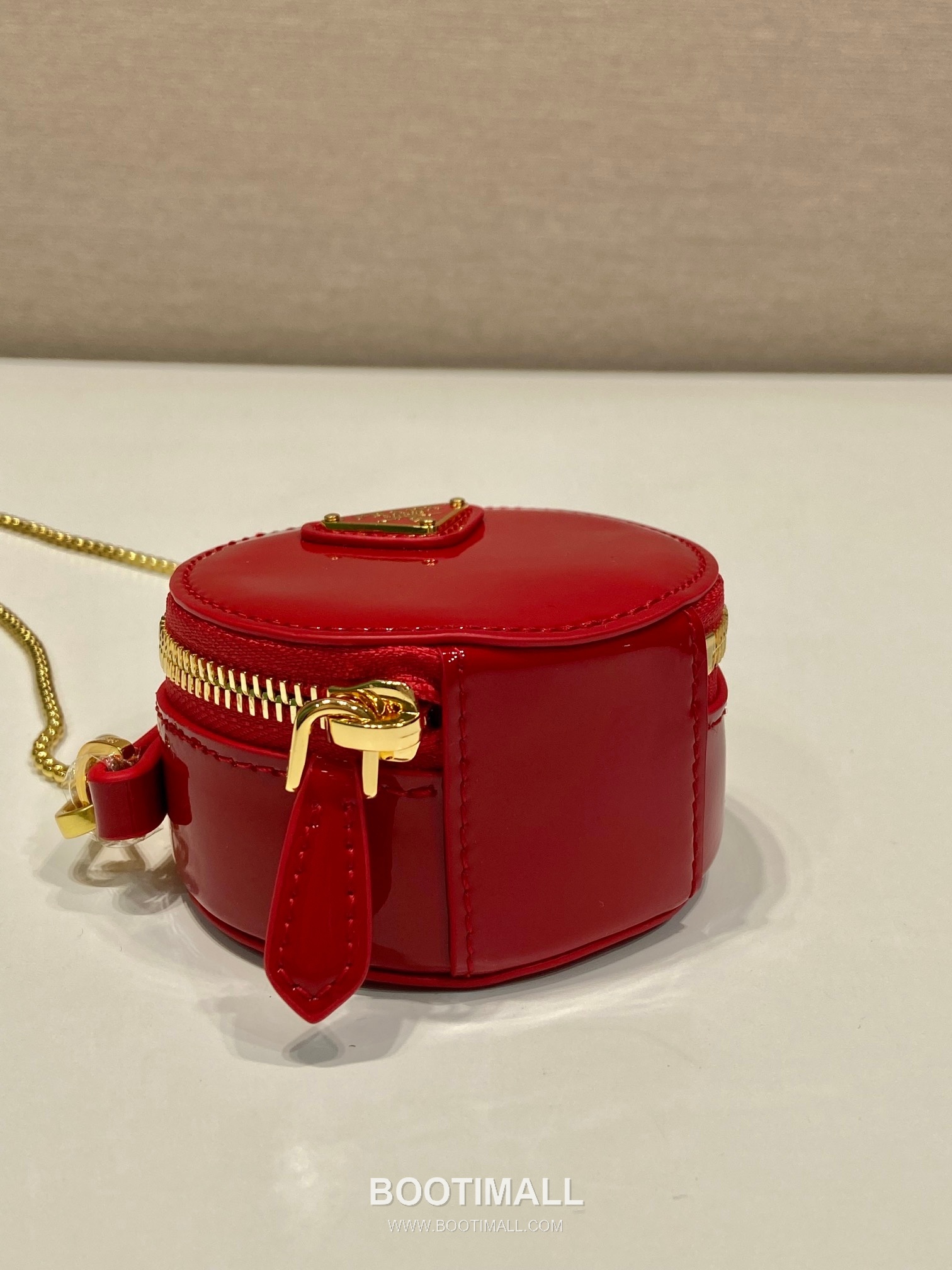 Prada Patent Leather Round Mini Clutch Bag with Chain Strap Detail 프라다 페이턴트 레더 라운드 체인 스트랩 미니 클러치백 1NR023 8cm 6