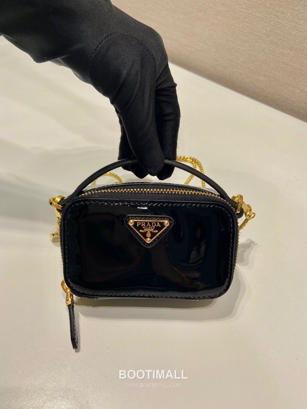 Prada Patent Leather Mini Crossbody Bag with Triangle Logo Chain Strap Detail 프라다 페이턴트 레더 트라이앵글 로고 체인 스트랩 미니 크로스백 1NR025 11cm 4