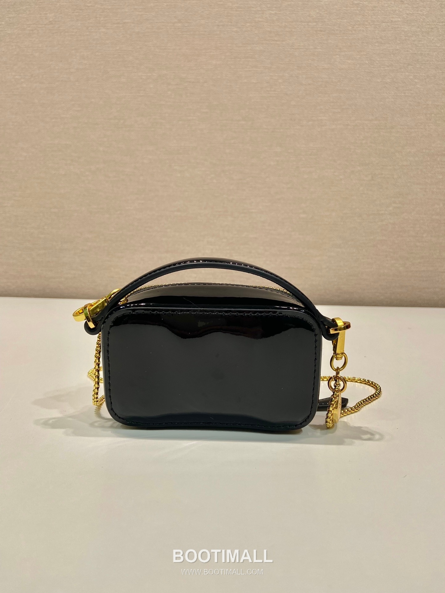 Prada Patent Leather Mini Crossbody Bag with Triangle Logo Chain Strap Detail 프라다 페이턴트 레더 트라이앵글 로고 체인 스트랩 미니 크로스백 1NR025 11cm 5