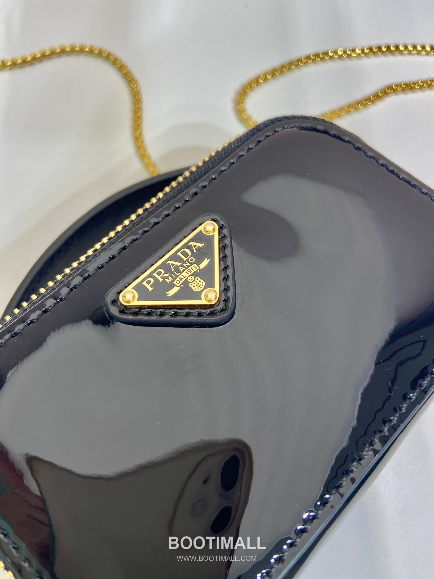 Prada Patent Leather Mini Crossbody Bag with Triangle Logo Chain Strap Detail 프라다 페이턴트 레더 트라이앵글 로고 체인 스트랩 미니 크로스백 1NR025 11cm 6