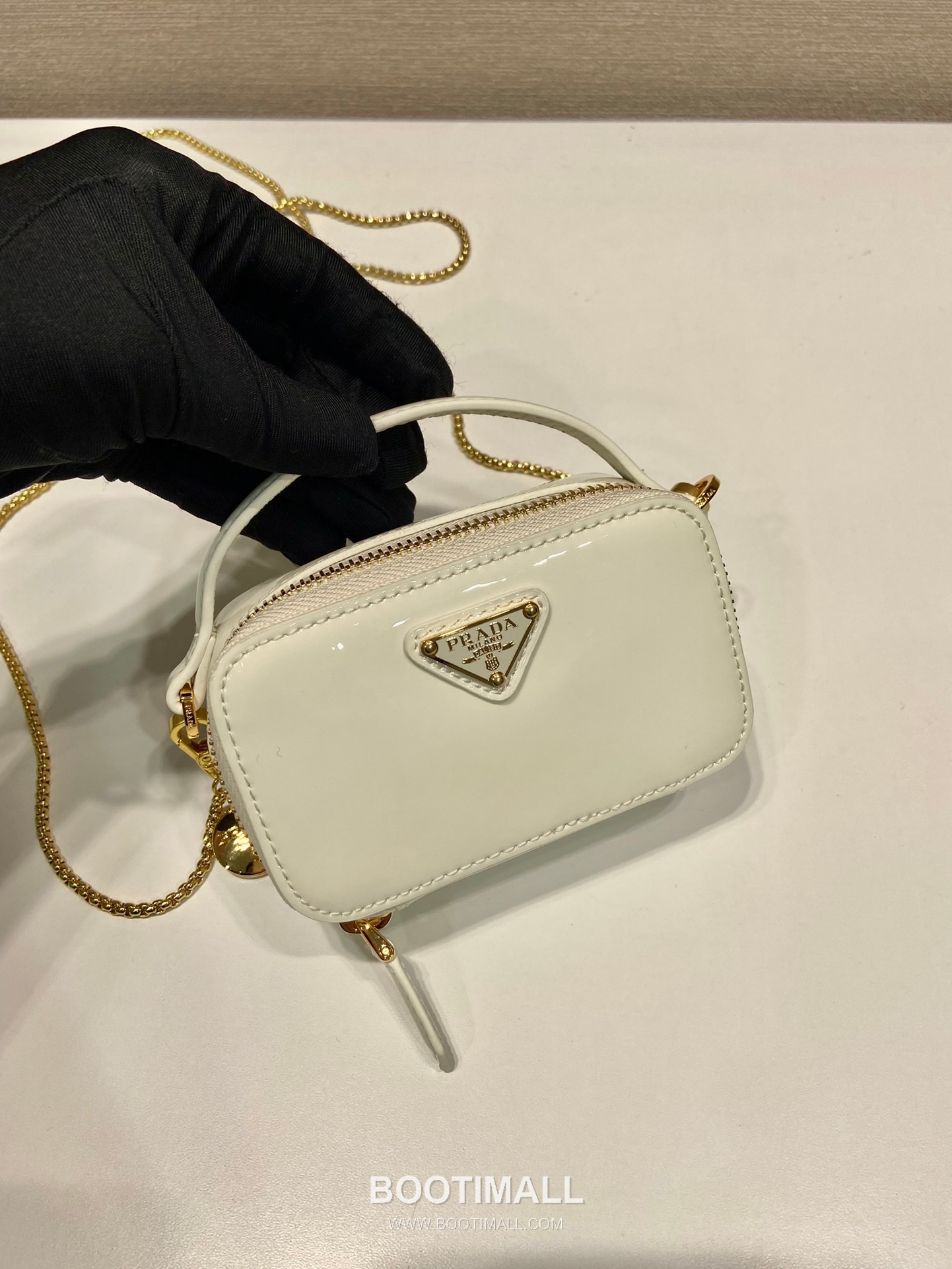 Prada Patent Leather Mini Crossbody Bag with Triangle Logo Chain Strap Detail 프라다 페이턴트 레더 트라이앵글 로고 체인 스트랩 미니 크로스백 1NR025 11cm 2
