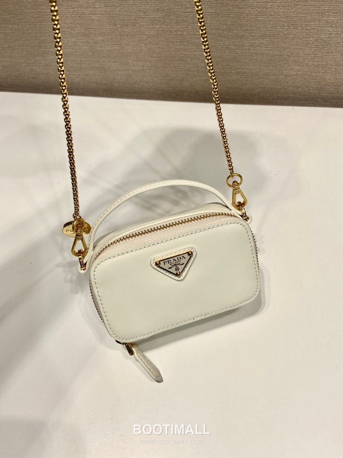 Prada Patent Leather Mini Crossbody Bag with Triangle Logo Chain Strap Detail 프라다 페이턴트 레더 트라이앵글 로고 체인 스트랩 미니 크로스백 1NR025 11cm 4