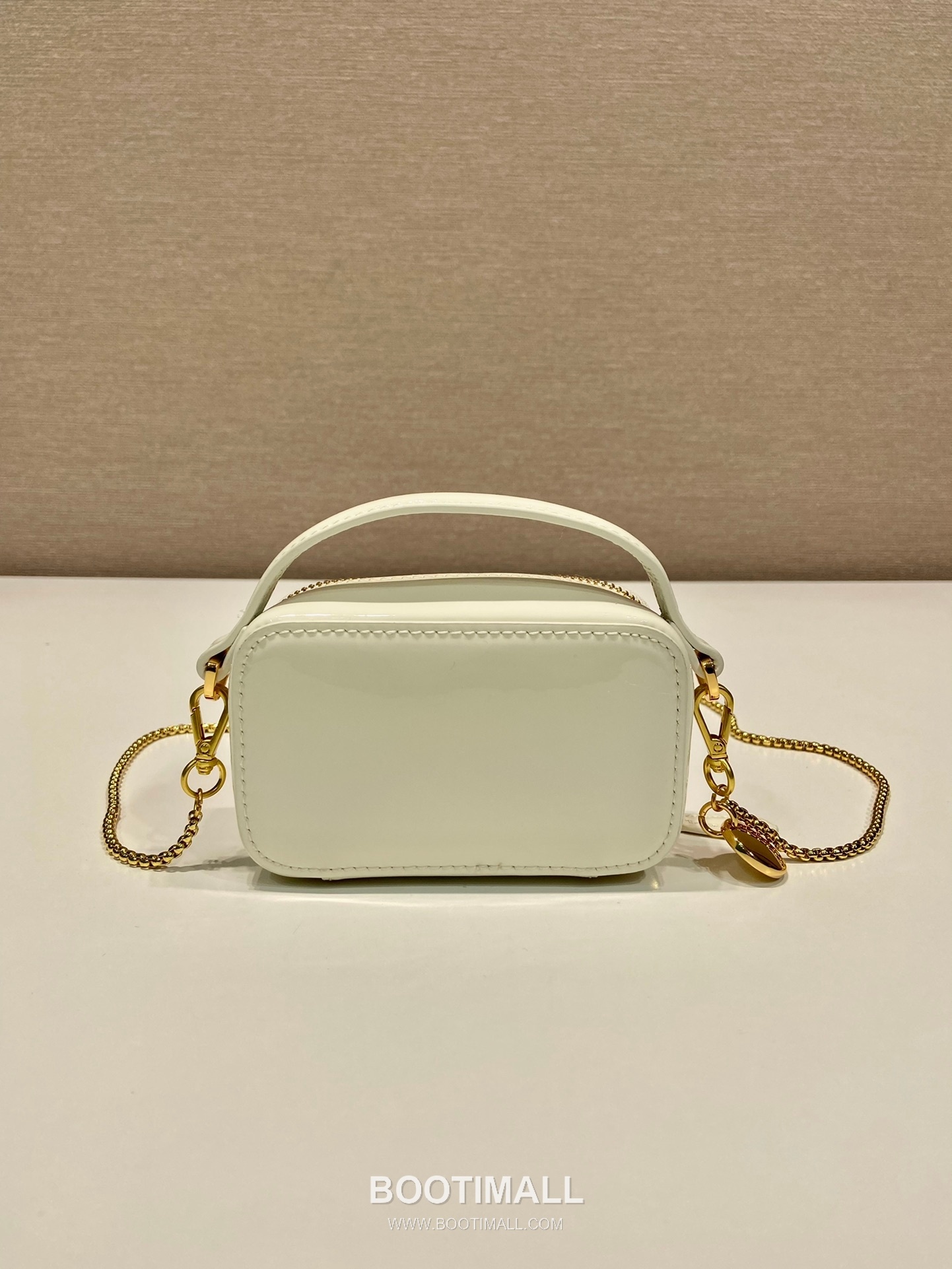 Prada Patent Leather Mini Crossbody Bag with Triangle Logo Chain Strap Detail 프라다 페이턴트 레더 트라이앵글 로고 체인 스트랩 미니 크로스백 1NR025 11cm 5