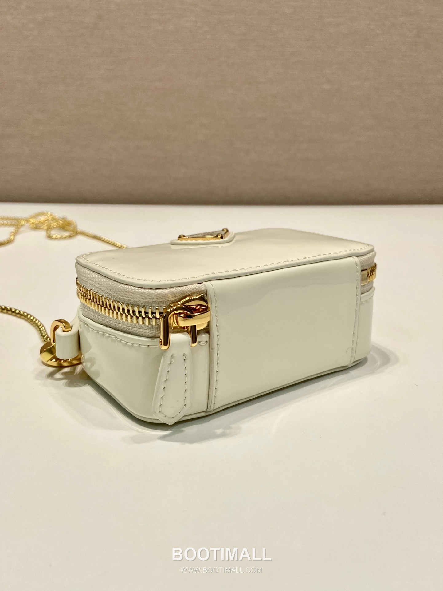 Prada Patent Leather Mini Crossbody Bag with Triangle Logo Chain Strap Detail 프라다 페이턴트 레더 트라이앵글 로고 체인 스트랩 미니 크로스백 1NR025 11cm 6