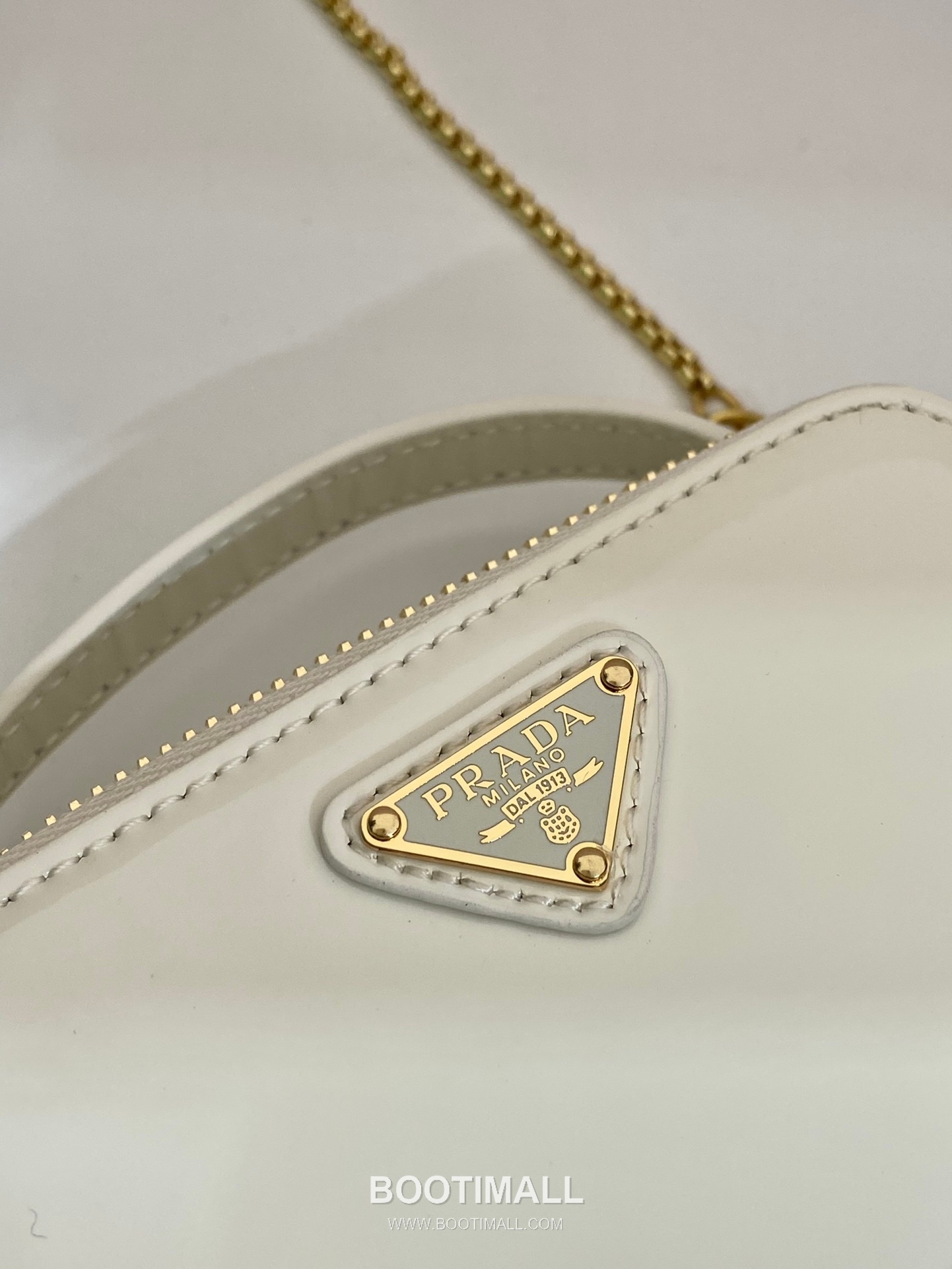 Prada Patent Leather Mini Crossbody Bag with Triangle Logo Chain Strap Detail 프라다 페이턴트 레더 트라이앵글 로고 체인 스트랩 미니 크로스백 1NR025 11cm 7