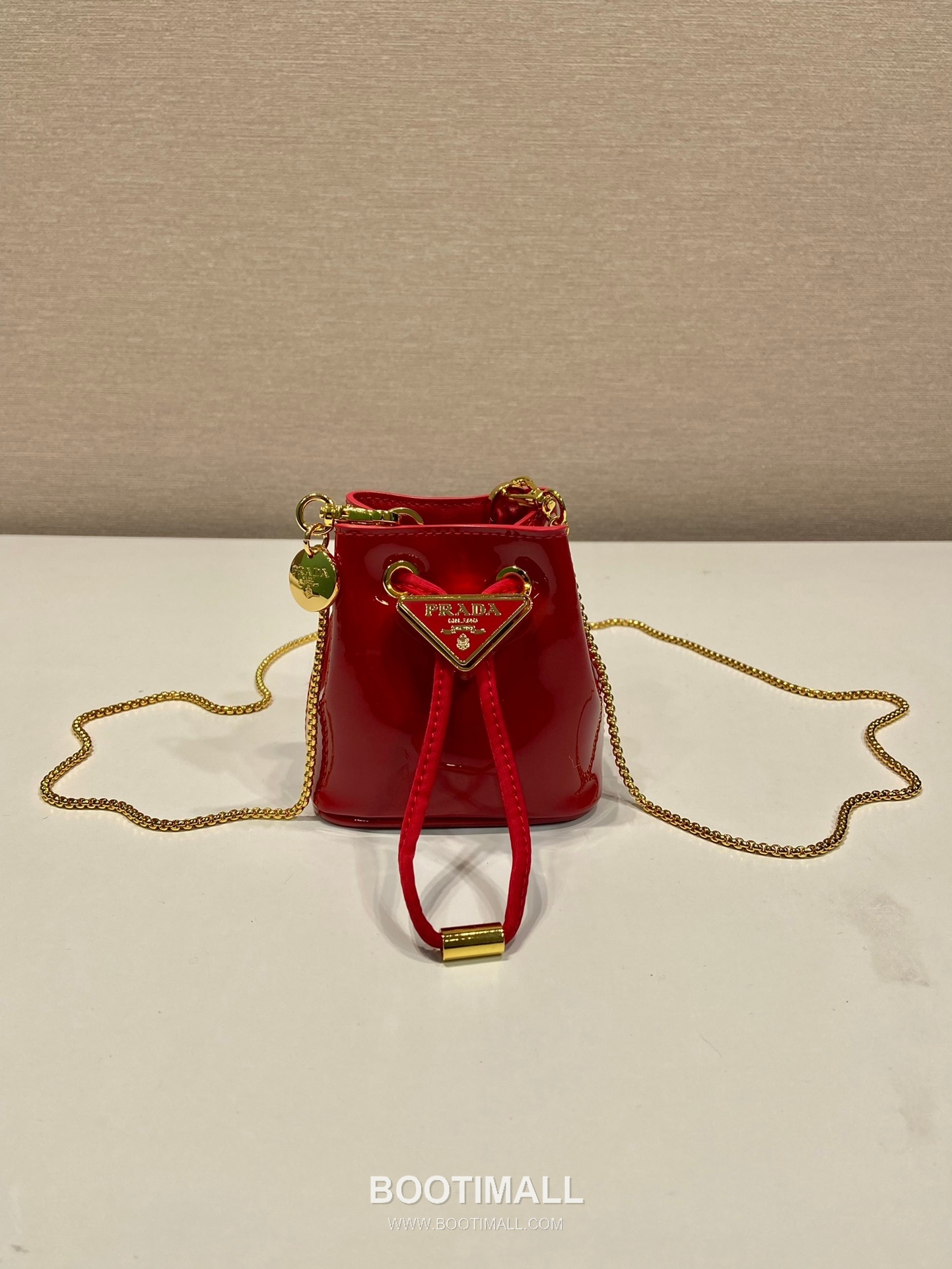 Prada Patent Calfskin Bucket Crossbody Bag with Triangle Logo Chain Strap Detail 프라다 페이턴트 카프스킨 트라이앵글 로고 체인 스트랩 버킷 크로스백 1NR016 10cm 1
