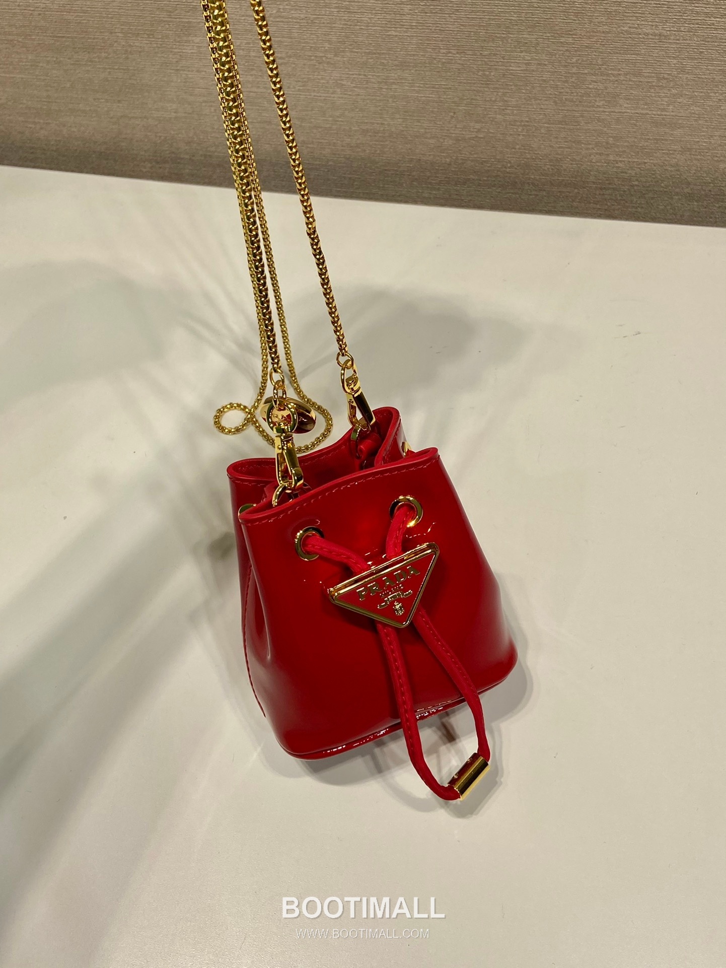 Prada Patent Calfskin Bucket Crossbody Bag with Triangle Logo Chain Strap Detail 프라다 페이턴트 카프스킨 트라이앵글 로고 체인 스트랩 버킷 크로스백 1NR016 10cm 2