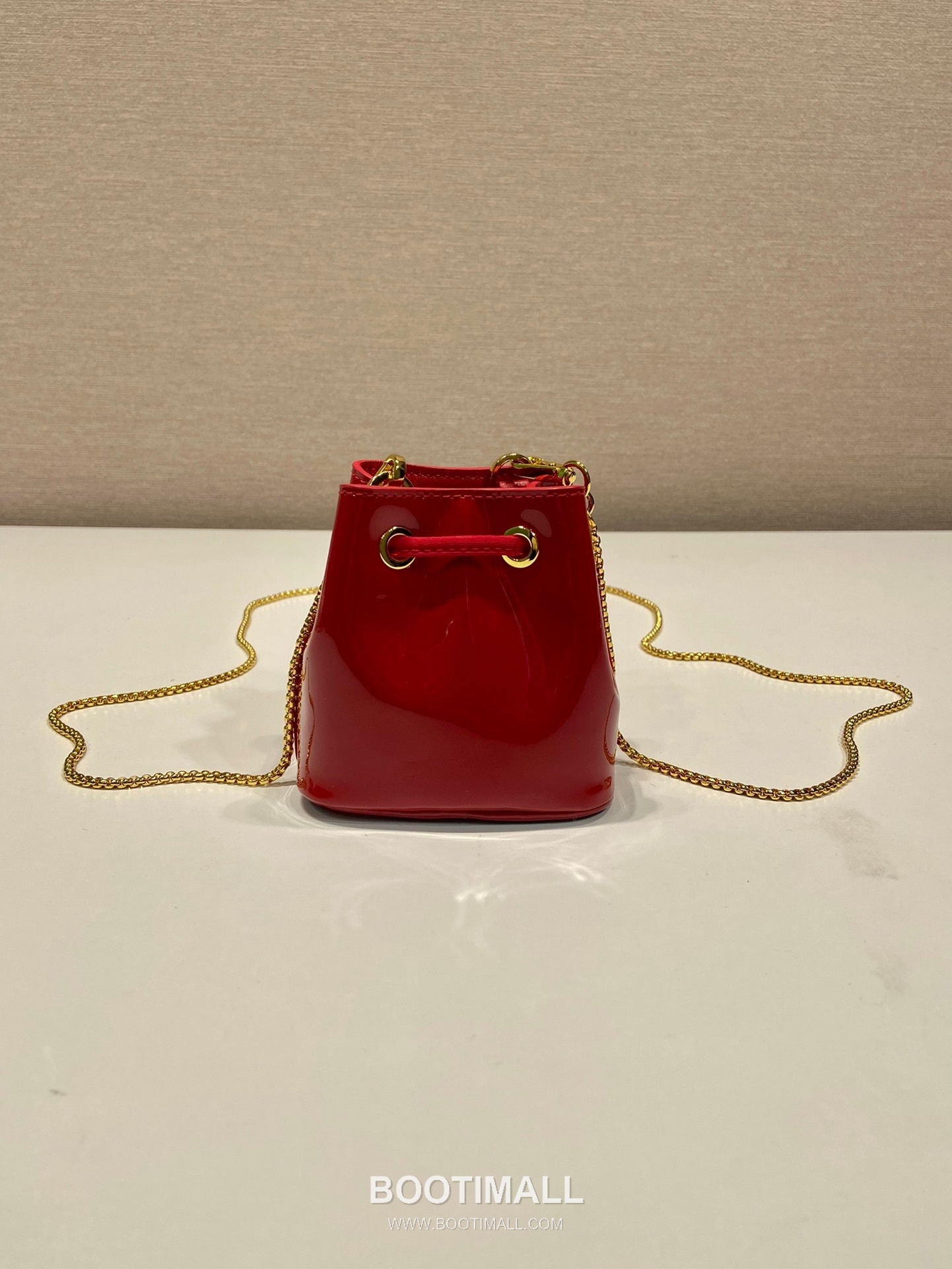 Prada Patent Calfskin Bucket Crossbody Bag with Triangle Logo Chain Strap Detail 프라다 페이턴트 카프스킨 트라이앵글 로고 체인 스트랩 버킷 크로스백 1NR016 10cm 4