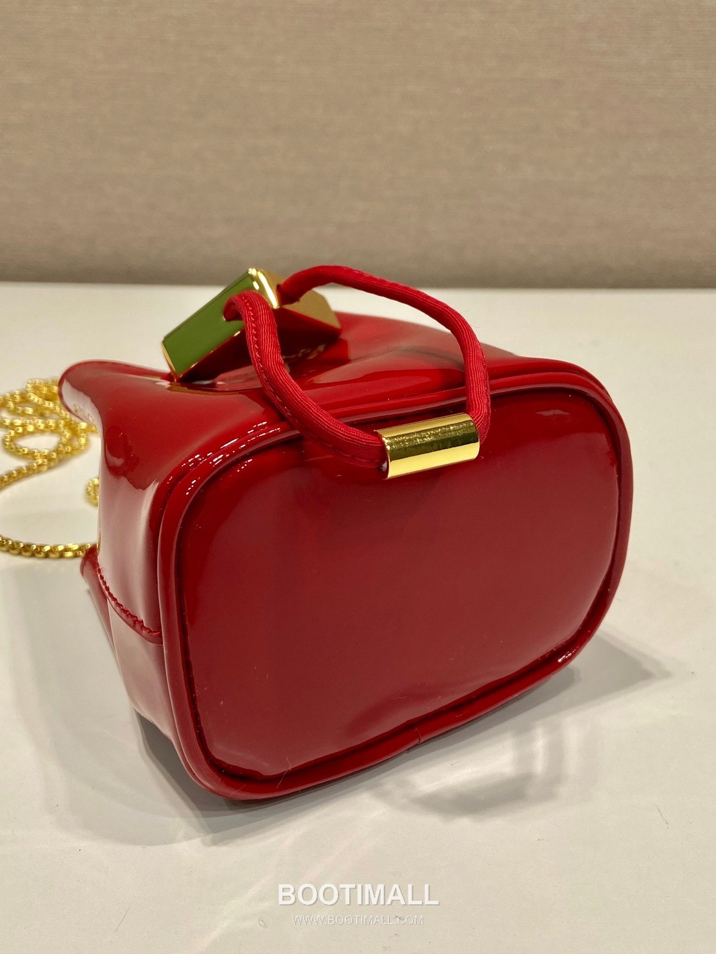 Prada Patent Calfskin Bucket Crossbody Bag with Triangle Logo Chain Strap Detail 프라다 페이턴트 카프스킨 트라이앵글 로고 체인 스트랩 버킷 크로스백 1NR016 10cm 6