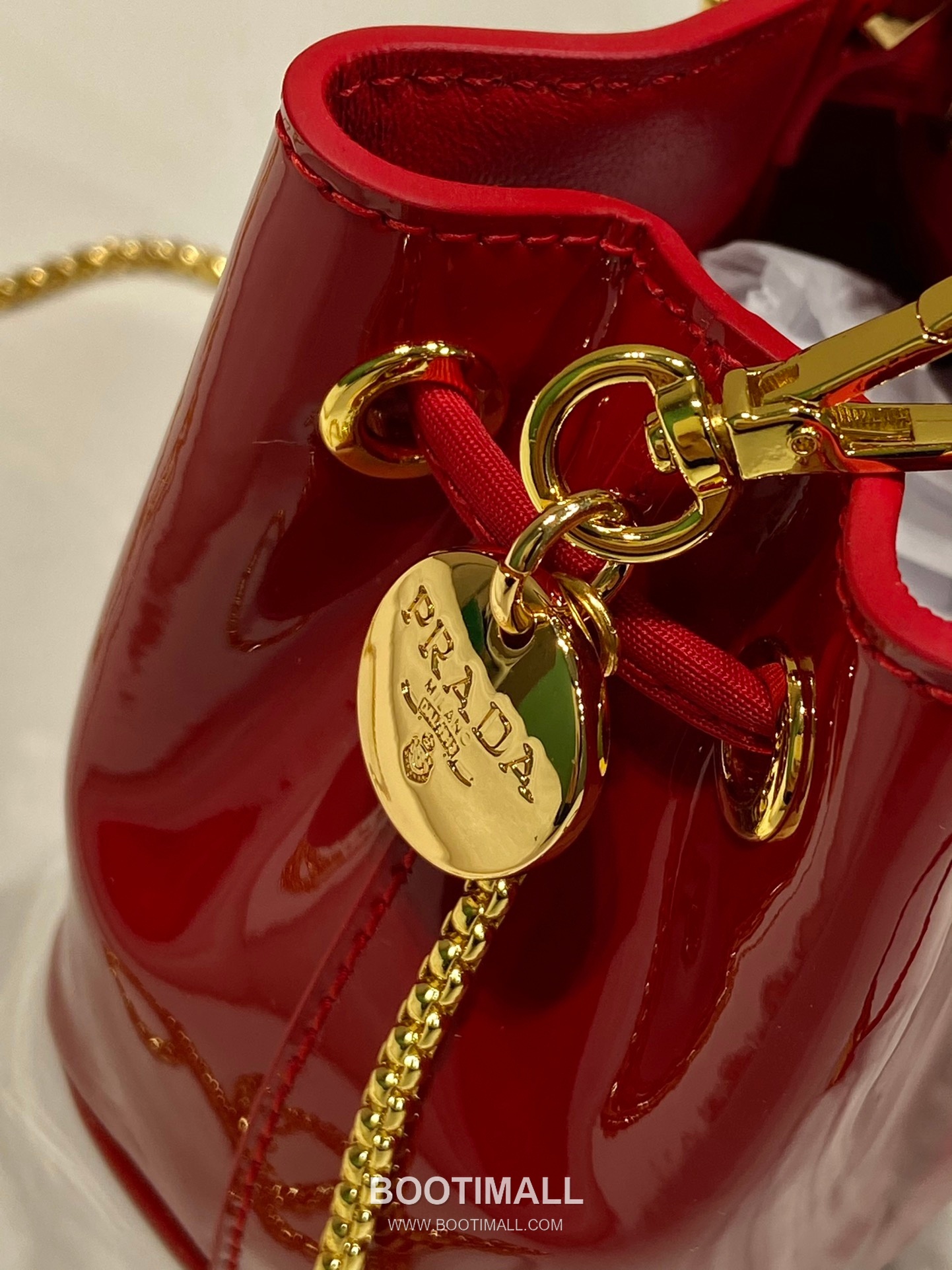 Prada Patent Calfskin Bucket Crossbody Bag with Triangle Logo Chain Strap Detail 프라다 페이턴트 카프스킨 트라이앵글 로고 체인 스트랩 버킷 크로스백 1NR016 10cm 7