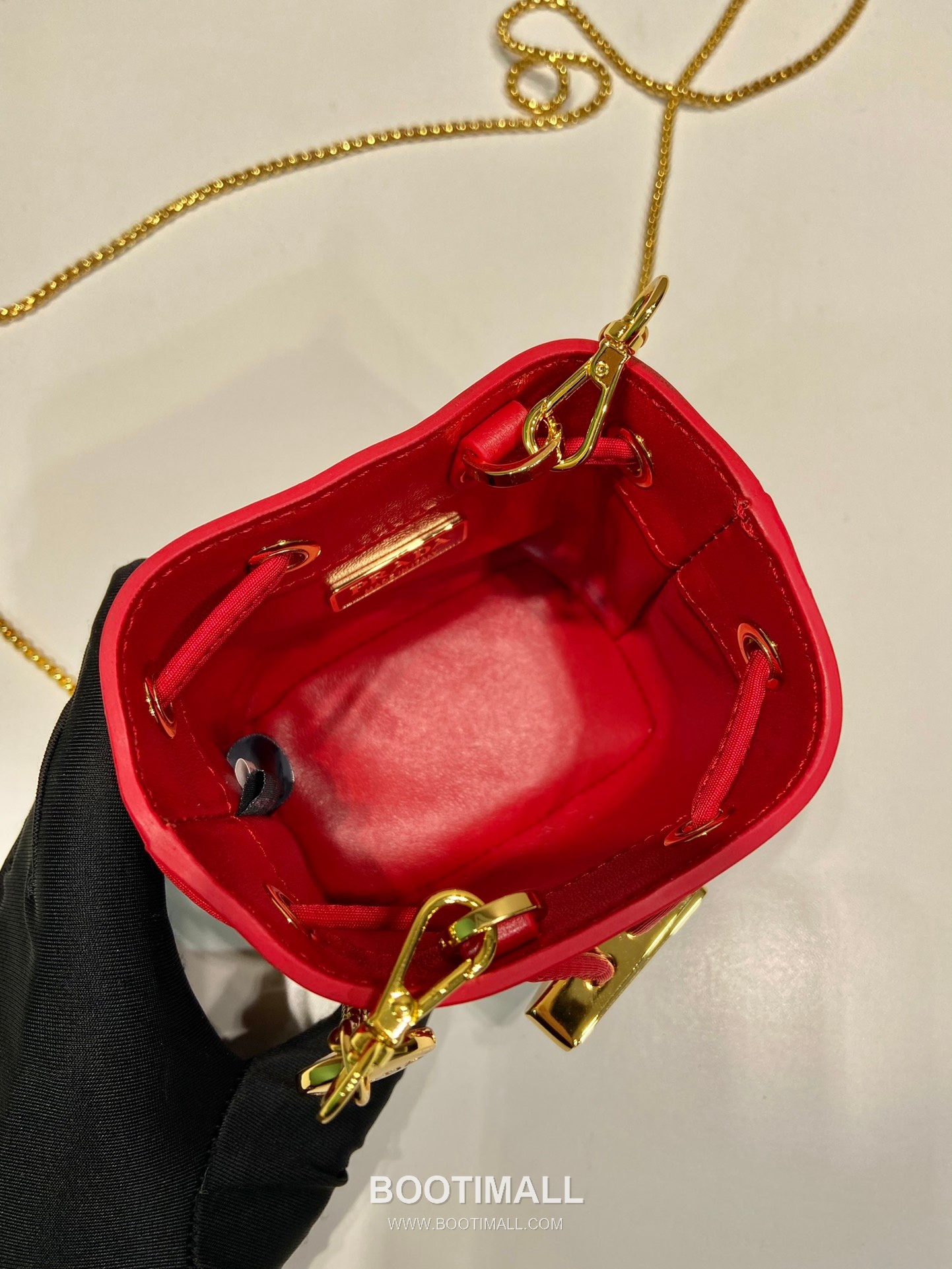 Prada Patent Calfskin Bucket Crossbody Bag with Triangle Logo Chain Strap Detail 프라다 페이턴트 카프스킨 트라이앵글 로고 체인 스트랩 버킷 크로스백 1NR016 10cm 8