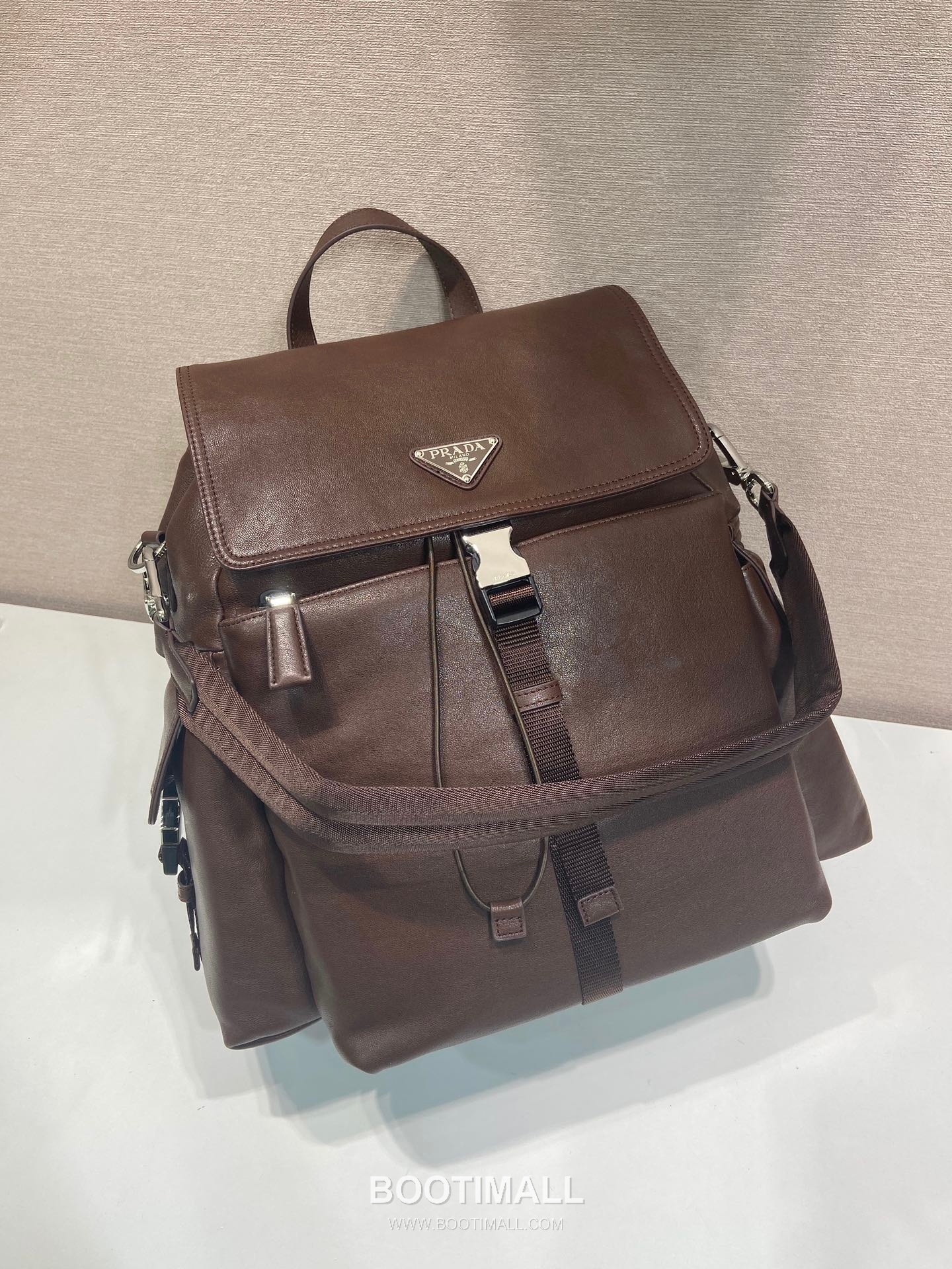 Prada Explore Lambskin Backpack with Flap Buckle Multi Pocket Detail 프라다 익스플로어 램스킨 플랩 버클 멀티포켓 백팩 2VZ118 39cm 3