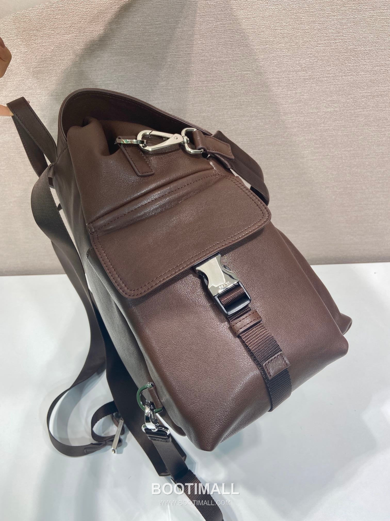 Prada Explore Lambskin Backpack with Flap Buckle Multi Pocket Detail 프라다 익스플로어 램스킨 플랩 버클 멀티포켓 백팩 2VZ118 39cm 5