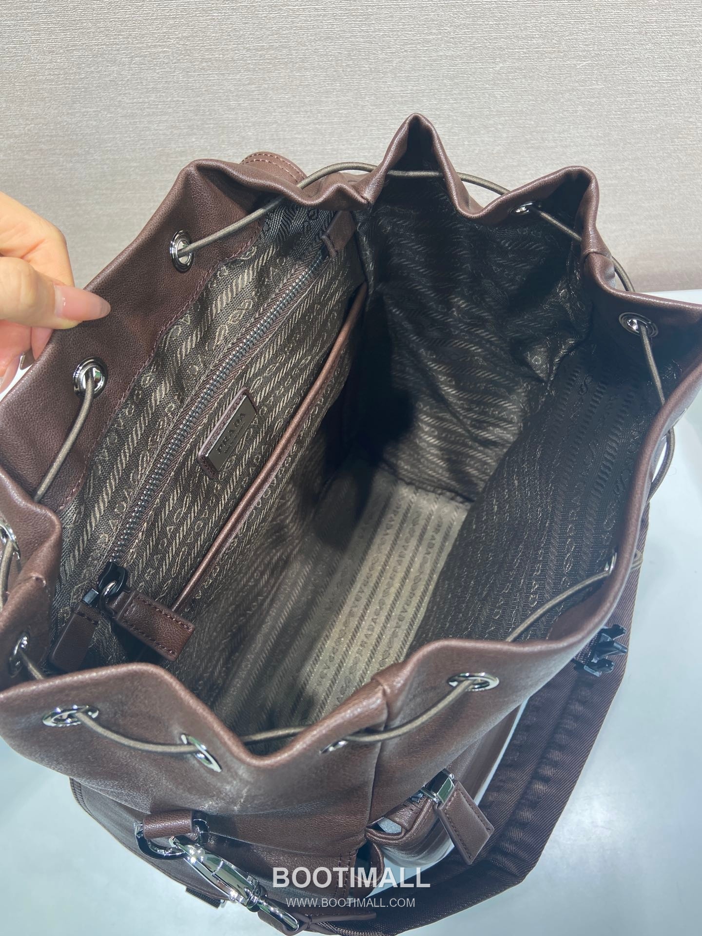 Prada Explore Lambskin Backpack with Flap Buckle Multi Pocket Detail 프라다 익스플로어 램스킨 플랩 버클 멀티포켓 백팩 2VZ118 39cm 8