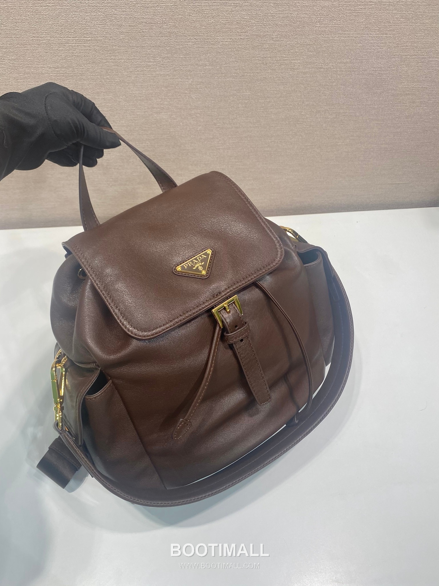 Prada Explore Lambskin Backpack with Flap Buckle Dual Pocket Detail 프라다 익스플로어 램스킨 플랩 버클 듀얼 포켓 백팩 1BZ080 27cm 3