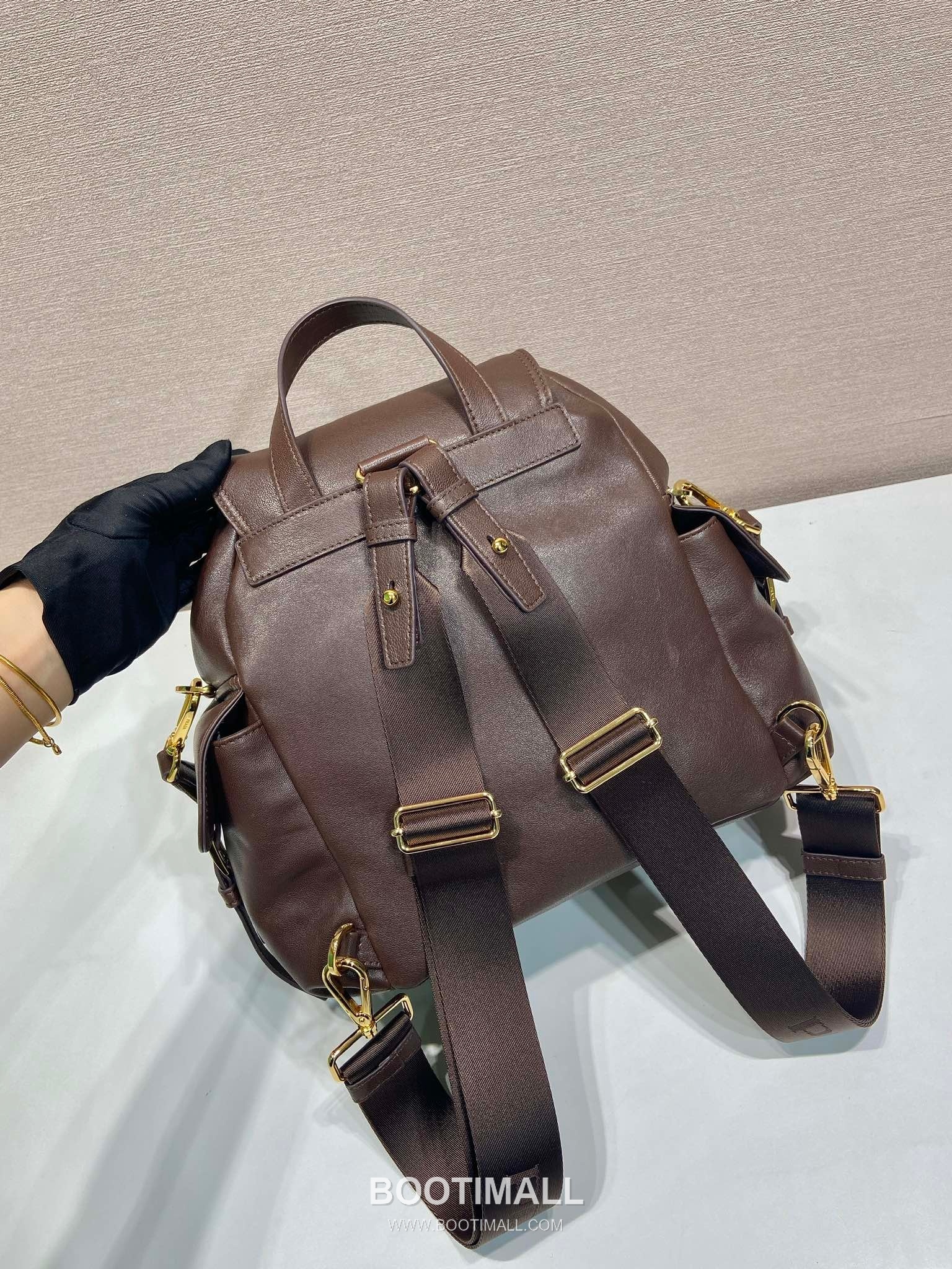 Prada Explore Lambskin Backpack with Flap Buckle Dual Pocket Detail 프라다 익스플로어 램스킨 플랩 버클 듀얼 포켓 백팩 1BZ080 27cm 4