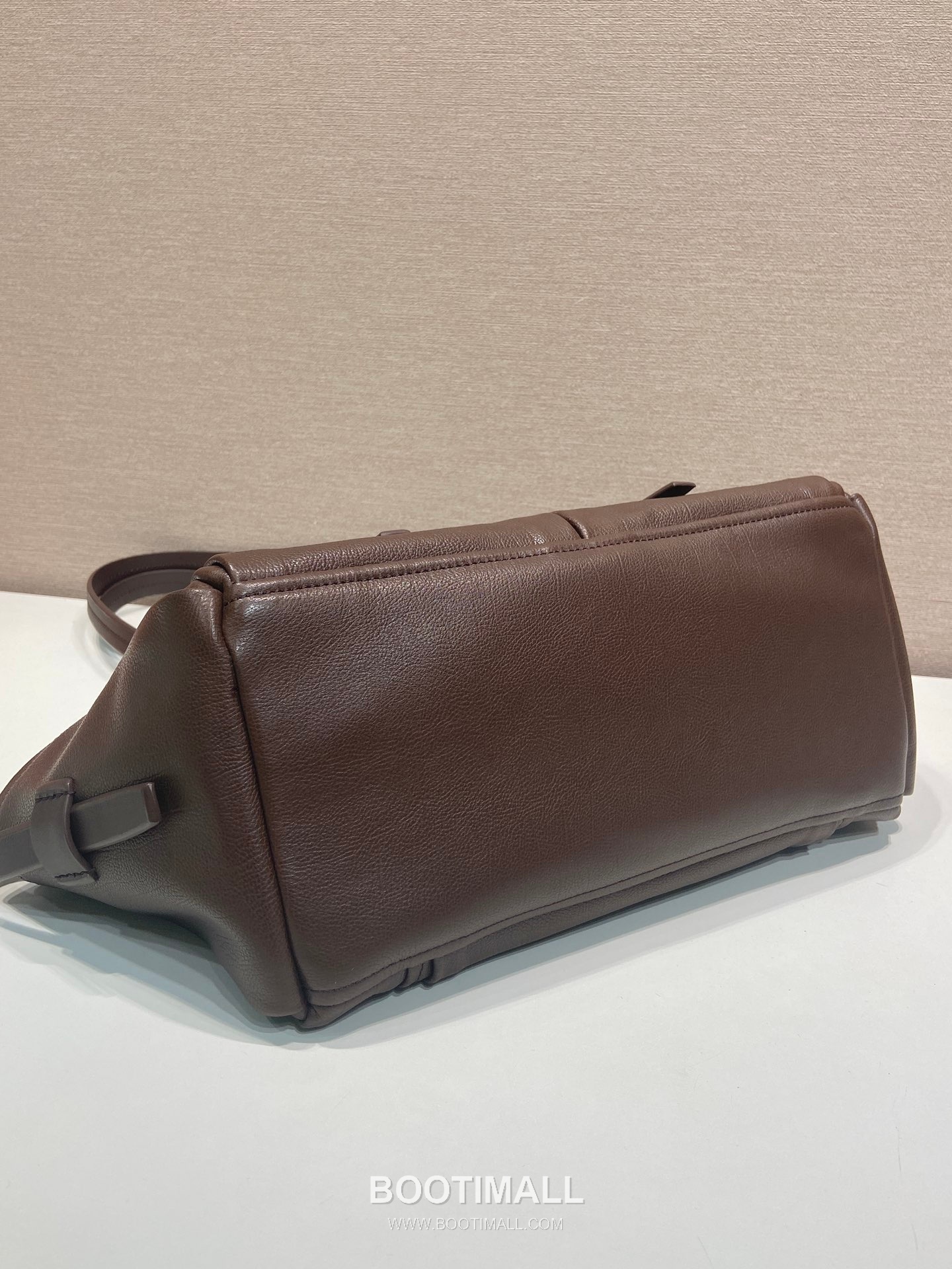 Prada Route Calfskin Tote Bag with Pocket Detail and Shoulder Strap 프라다 루트 카프스킨 포켓 디테일 숄더 스트랩 토트백 1BG645 30cm 18