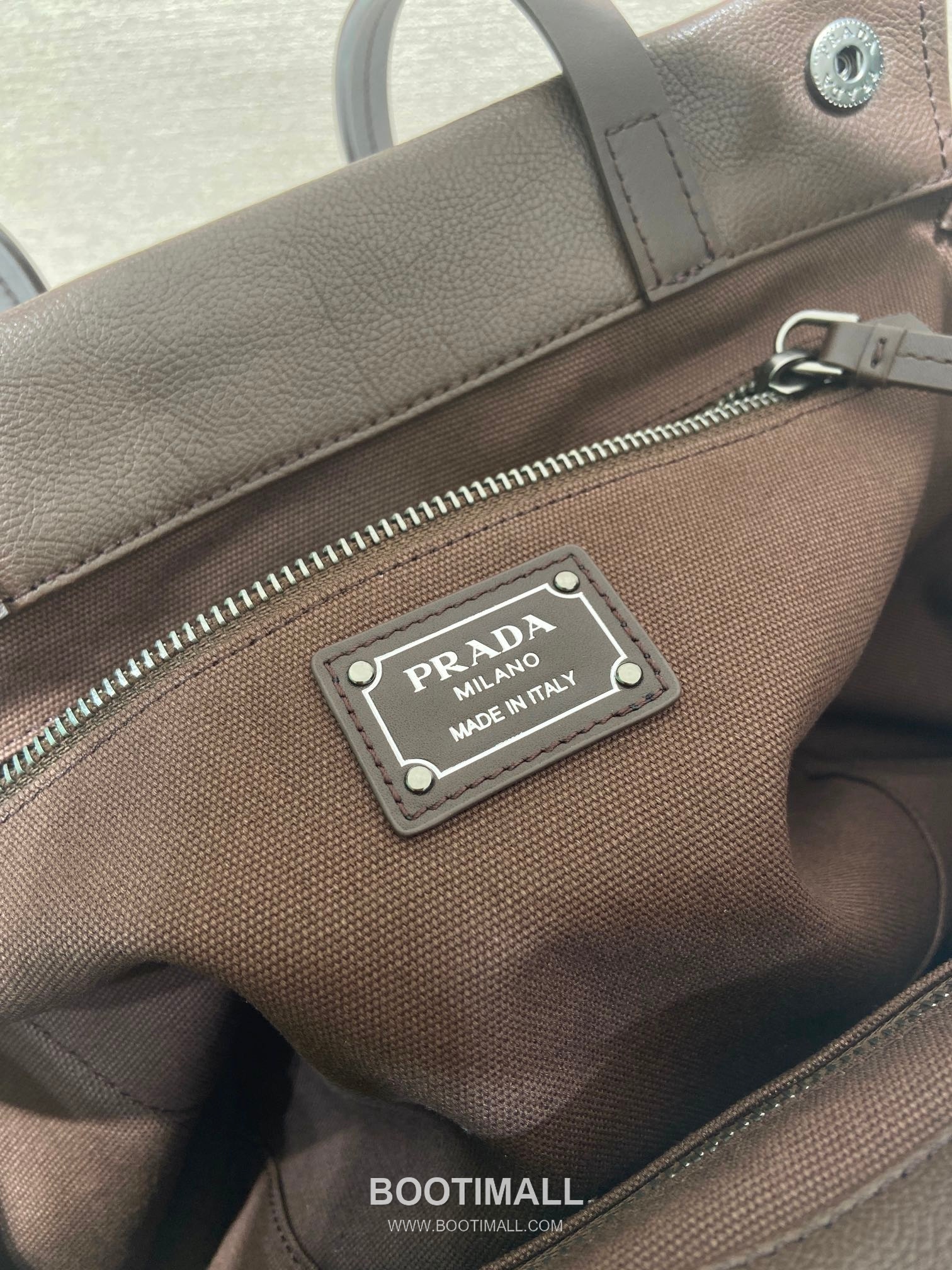 Prada Route Calfskin Tote Bag with Pocket Detail and Shoulder Strap 프라다 루트 카프스킨 포켓 디테일 숄더 스트랩 토트백 1BG645 30cm 20