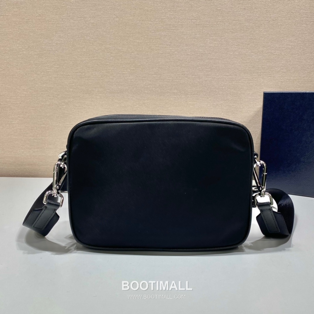 Prada Re-Nylon Crossbody Bag with Triangle Logo Flap Pocket Detail 프라다 리나일론 트라이앵글 로고 플랩 포켓 크로스백 2VH133B 22cm 4