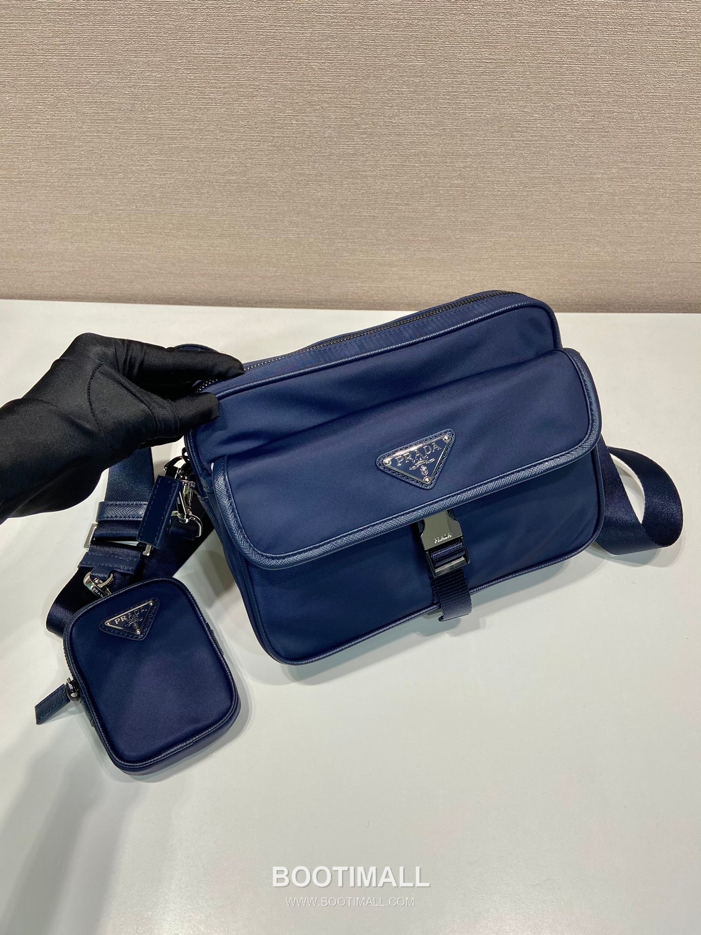 Prada Re-Nylon Crossbody Bag with Triangle Logo Flap Pocket Detail 프라다 리나일론 트라이앵글 로고 플랩 포켓 크로스백 2VH133B 22cm 2
