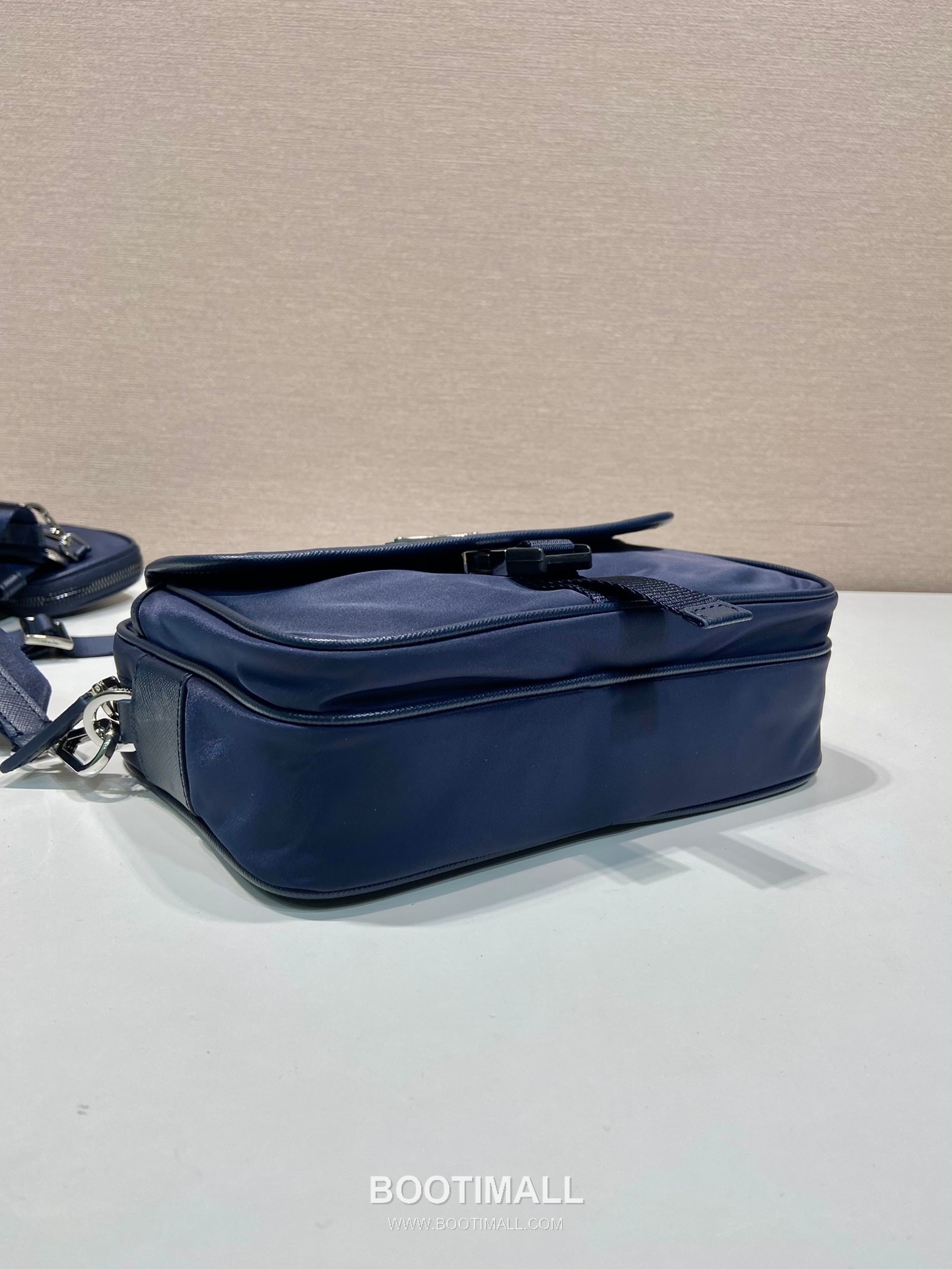 Prada Re-Nylon Crossbody Bag with Triangle Logo Flap Pocket Detail 프라다 리나일론 트라이앵글 로고 플랩 포켓 크로스백 2VH133B 22cm 4