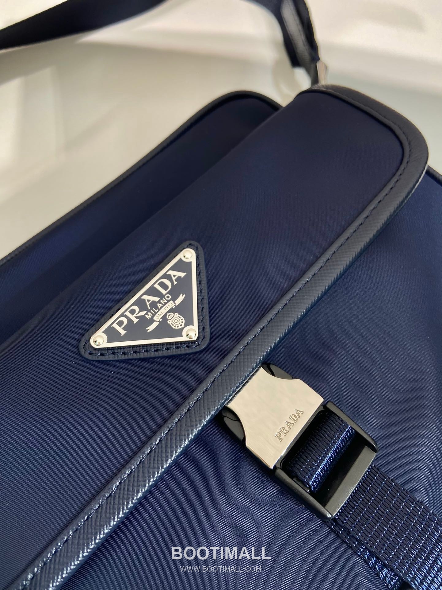 Prada Re-Nylon Crossbody Bag with Triangle Logo Flap Pocket Detail 프라다 리나일론 트라이앵글 로고 플랩 포켓 크로스백 2VH133B 22cm 7