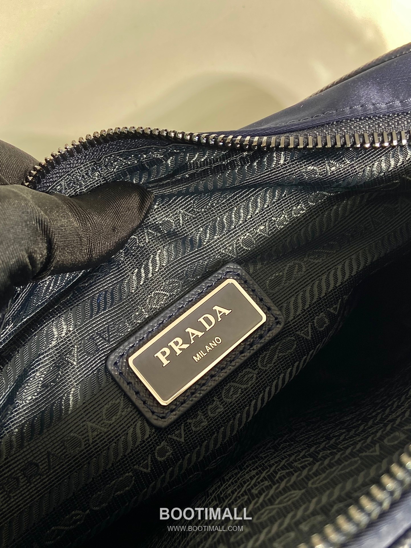 Prada Re-Nylon Crossbody Bag with Triangle Logo Flap Pocket Detail 프라다 리나일론 트라이앵글 로고 플랩 포켓 크로스백 2VH133B 22cm 9