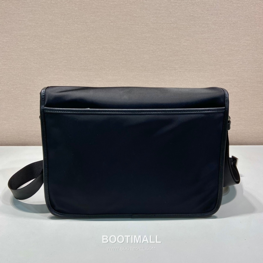 Prada Nylon Saffiano Calfskin Messenger Bag with Flap Strap Detail 프라다 나일론 사피아노 카프스킨 플랩 스트랩 메신저백 VA0768 32cm 4