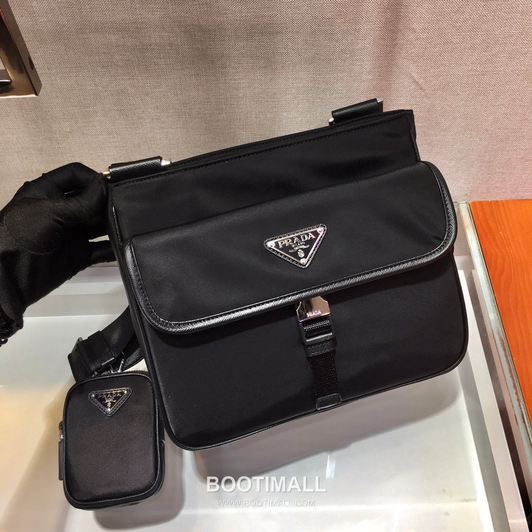Prada Re-Nylon Crossbody Bag with Triangle Logo Three in One Pouch Detail 프라다 리나일론 트라이앵글 로고 3in1 파우치 크로스백 2VH110 25cm 2