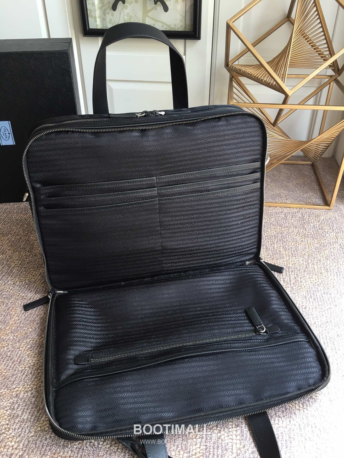 Prada Nylon Saffiano Calfskin Tote Bag with Dual Layer Compartment Detail 프라다 나일론 사피아노 카프스킨 듀얼 레이어 컴파트먼트 토트백 2VE407 39cm 4