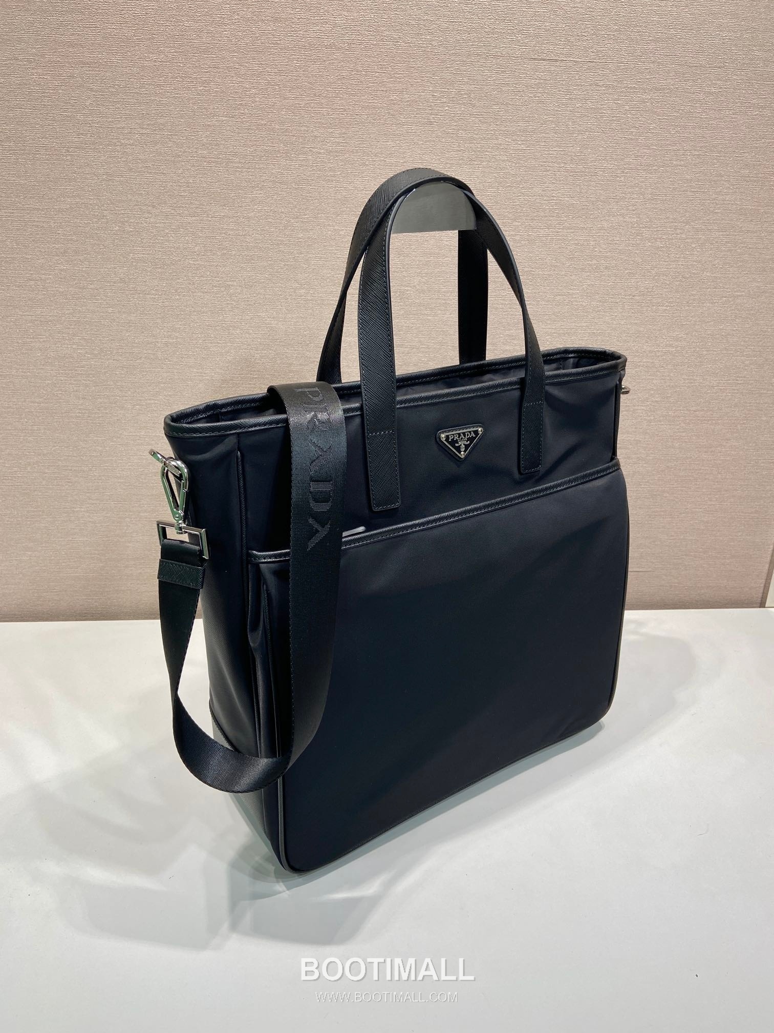 Prada Nylon Saffiano Calfskin Tote Bag with Leather Trim Handle Detail 프라다 나일론 사피아노 카프스킨 레더 트림 핸들 토트백 2VG032 35cm 2