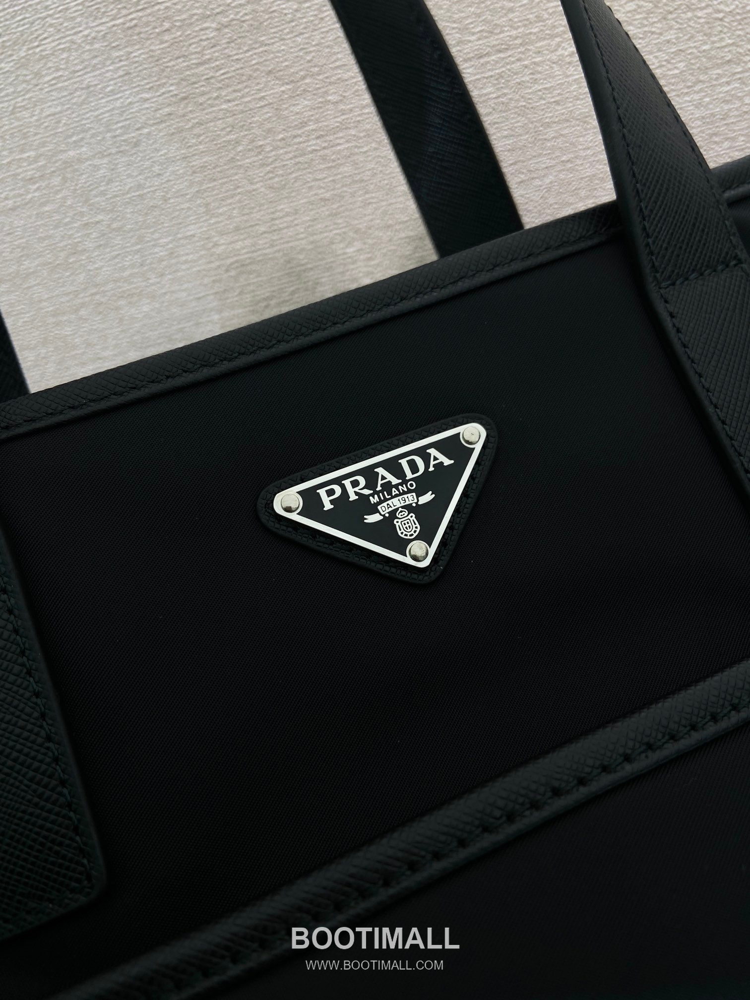 Prada Nylon Saffiano Calfskin Tote Bag with Leather Trim Handle Detail 프라다 나일론 사피아노 카프스킨 레더 트림 핸들 토트백 2VG032 35cm 7