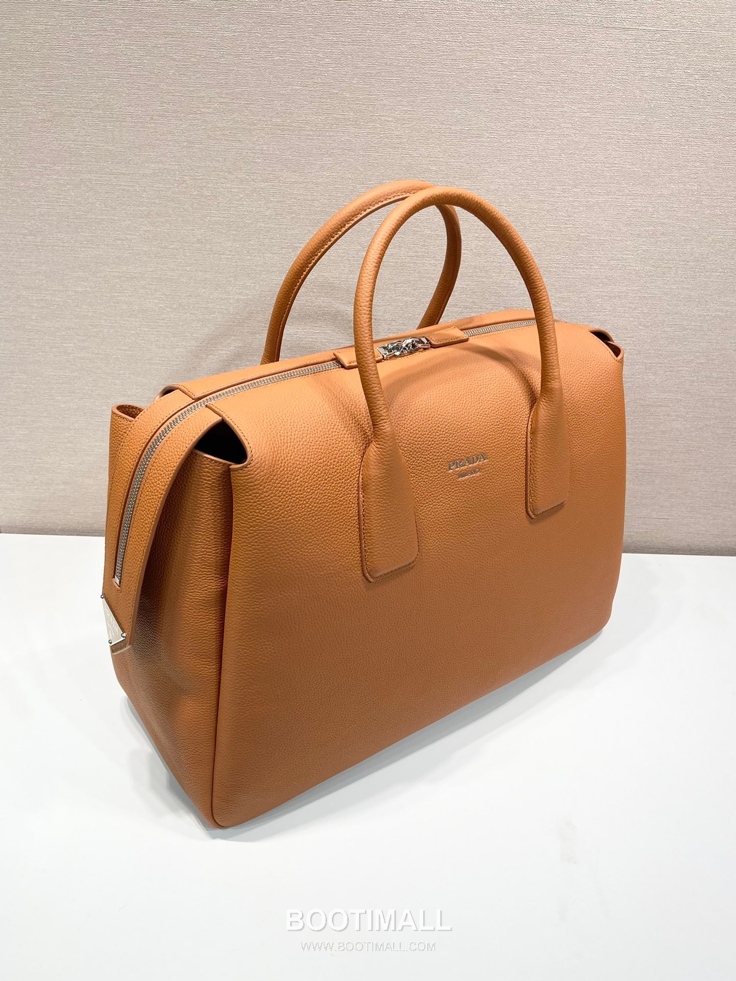 Prada Calfskin Leather Travel Duffle Bag with Dual Handle and Zip Detail 프라다 카프스킨 가죽 더블 핸들 여행 더플백 2VC035 50cm 2